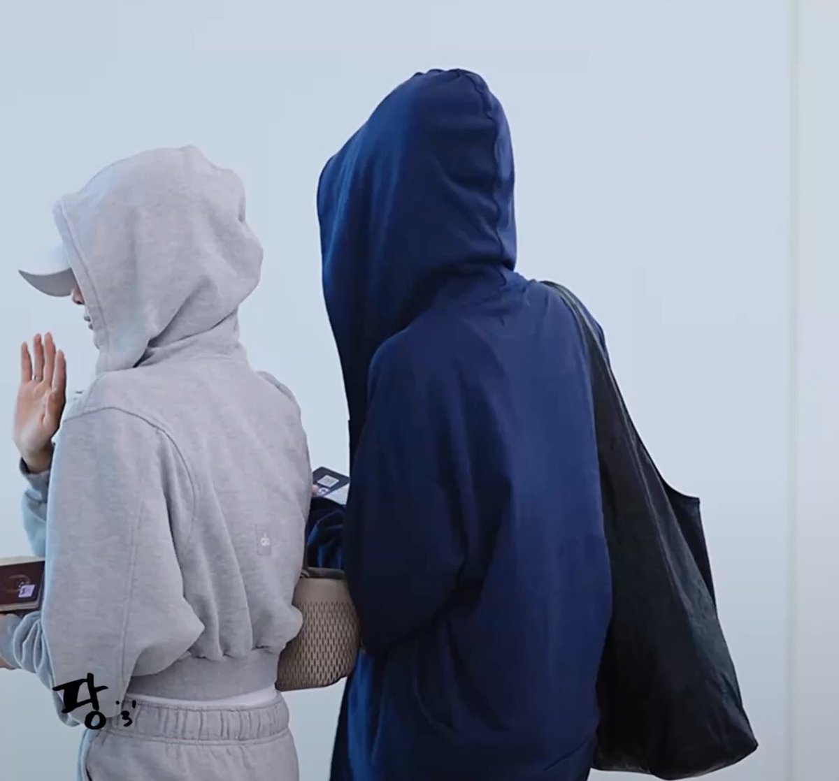 jiminiesneck's tweet photo. The size difference… Jimin is so attractive jdjsjsh 🫠🫠 https://t.co/jpJvrryYXY
