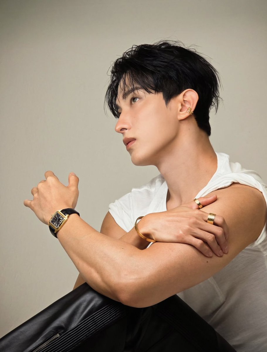 takemeothemoon's tweet photo. ain’t nobody looking at that damn cartier 🧎🏻‍♀️ https://t.co/HRRgihb0Jn