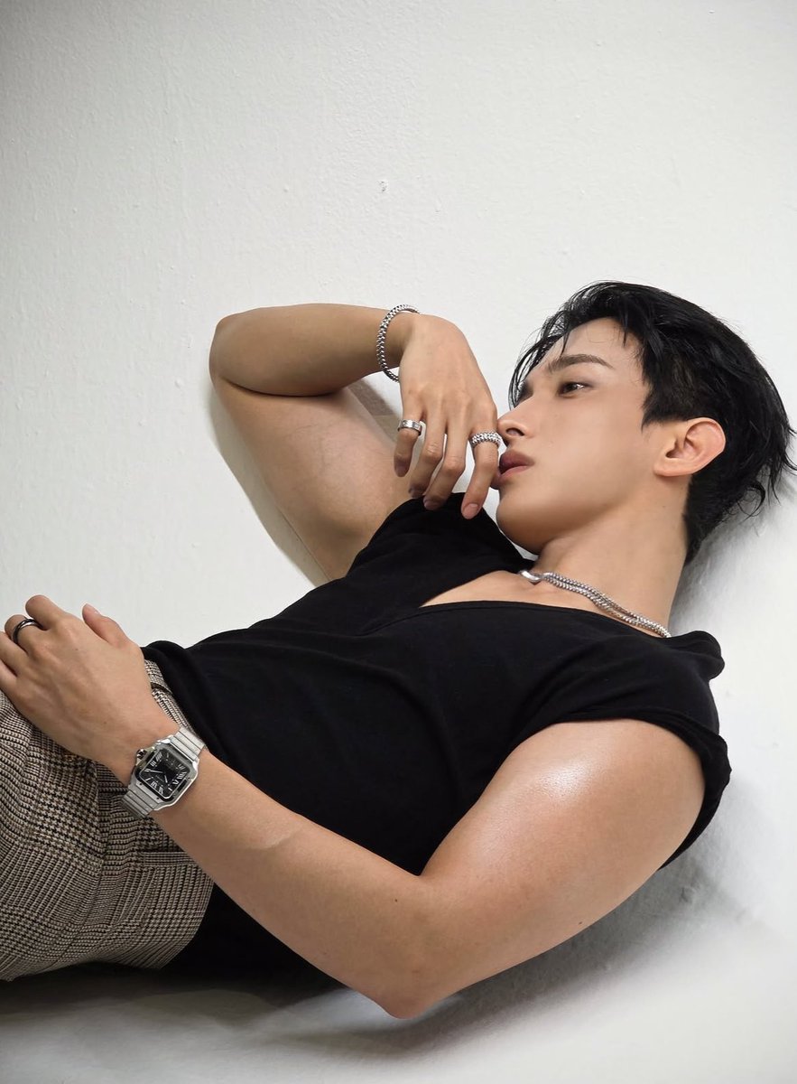 takemeothemoon's tweet photo. ain’t nobody looking at that damn cartier 🧎🏻‍♀️ https://t.co/HRRgihb0Jn