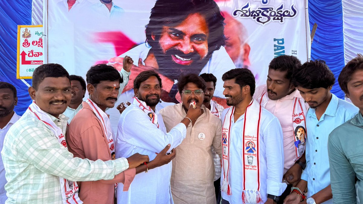 JSPTelangana's tweet photo. #Sep2nd #HBDJanaSenaniPawanKalyan #JSPForTelangana #JanaSenaTelangana

మానకొండూరులో ఘనంగా పవన్ కళ్యాణ్ గారి జన్మదిన వేడుకలు

జనసేన పార్టీ అధినేత శ్రీ @PawanKalyan గారి జన్మదిన వేడుకలు మానకొండూరు నియోజకవర్గం అల్గునూరు చౌరస్తాలో నాయకులు, కార్యకర్తల ఆధ్వర్యంలో ఘనంగా నిర్వహించారు.

శ్రీ పైస మోజెస్ ఆధ్వర్యంలో జరిగిన కార్యక్రమానికి జనసేన రాష్ట్ర అధికార ప్రతినిధి చల్లా శివారెడ్డి ముఖ్య అతిథిగా హాజరై కేక్ కట్ చేసి, పండ్లు పంపిణీ చేశారు. పవన్ కళ్యాణ్ గారికి ఆయురారోగ్యాలు కలగాలని, ఆయన నాయకత్వంలో జనసేన పార్టీ ఆంధ్రప్రదేశ్‌తో పాటు తెలంగాణలోనూ బలమైన రాజకీయ శక్తిగా ఎదగాలని ఆకాంక్షించారు.

ఈ కార్యక్రమంలో జనసేన నాయకులు, జనసైనికులు తదితరులు పాల్గొన్నారు.