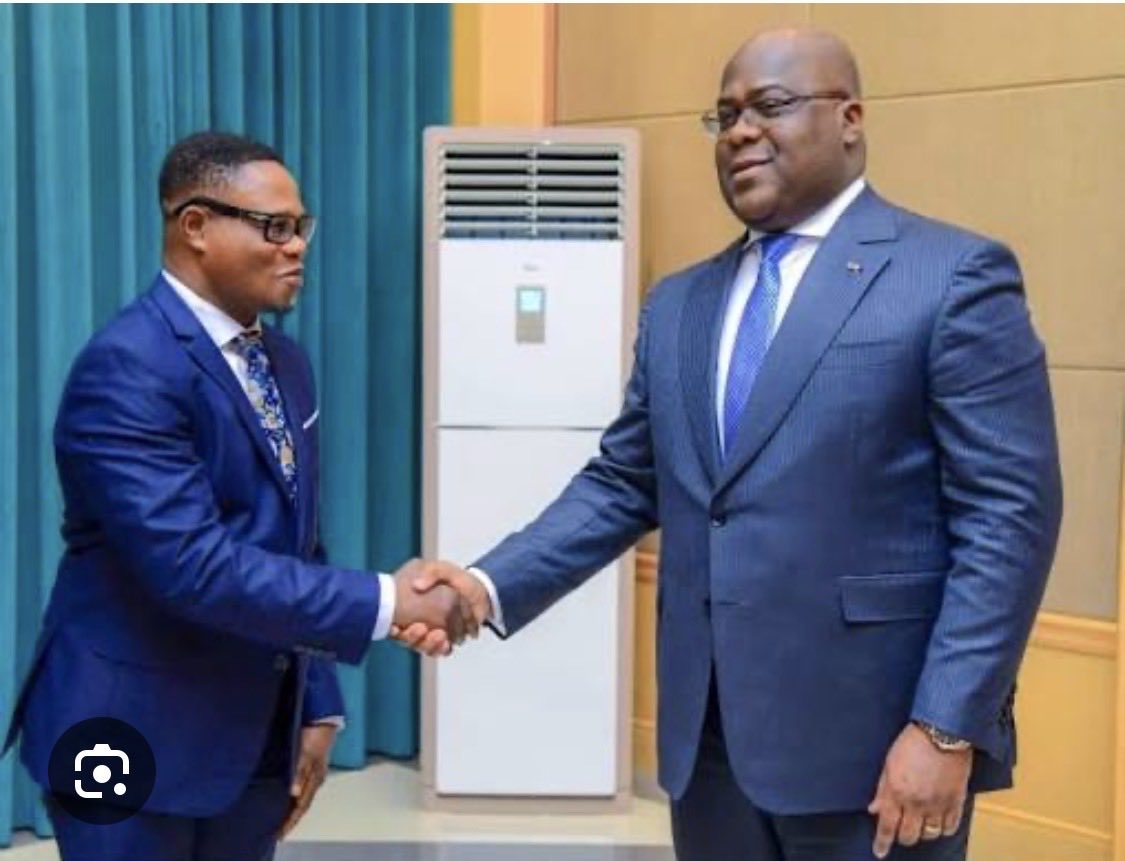 baelenge_irenge's tweet photo. #RDC : Pourquoi Éberande a-t-il dû se rendre à Dar es-Salaam pour convaincre la Tanzanie de livrer Dusuchoy à Kinshasa ? Sa présence suggère que des garanties particulières ont dû être données : Dusuchoy ne courrait aucun risque au Congo. Éberande aurait même apporté des éléments censés établir son statut d’« agent infiltré ». Sinon, pourquoi la Tanzanie aurait-elle accepté de livrer une femme à un pays où elle risquait, selon les craintes évoquées, d’être violée puis tuée ?

Le contraste avec le Burundi est saisissant. Pourtant allié stratégique de Tshisekedi, Bujumbura refuse de livrer Benjamin Babunga, précisément pour ne pas porter la responsabilité de ce qui pourrait lui arriver.

Deux pays. Deux choix. Une même question : quelles garanties Kinshasa a-t-elle données à Dar es-Salaam ? Et qu’a réellement promis Éberande ?