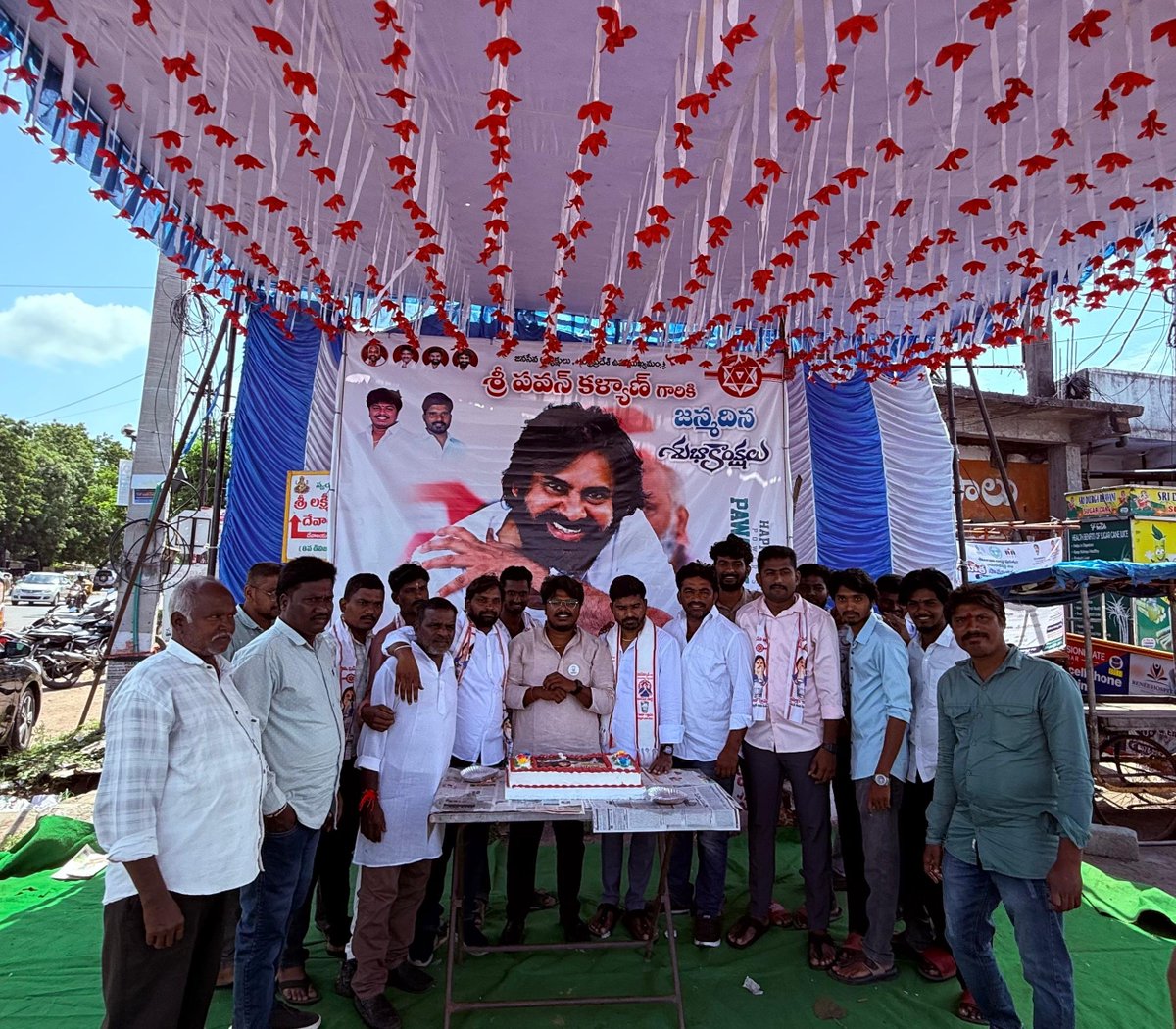 JSPTelangana's tweet photo. #Sep2nd #HBDJanaSenaniPawanKalyan #JSPForTelangana #JanaSenaTelangana

మానకొండూరులో ఘనంగా పవన్ కళ్యాణ్ గారి జన్మదిన వేడుకలు

జనసేన పార్టీ అధినేత శ్రీ @PawanKalyan గారి జన్మదిన వేడుకలు మానకొండూరు నియోజకవర్గం అల్గునూరు చౌరస్తాలో నాయకులు, కార్యకర్తల ఆధ్వర్యంలో ఘనంగా నిర్వహించారు.

శ్రీ పైస మోజెస్ ఆధ్వర్యంలో జరిగిన కార్యక్రమానికి జనసేన రాష్ట్ర అధికార ప్రతినిధి చల్లా శివారెడ్డి ముఖ్య అతిథిగా హాజరై కేక్ కట్ చేసి, పండ్లు పంపిణీ చేశారు. పవన్ కళ్యాణ్ గారికి ఆయురారోగ్యాలు కలగాలని, ఆయన నాయకత్వంలో జనసేన పార్టీ ఆంధ్రప్రదేశ్‌తో పాటు తెలంగాణలోనూ బలమైన రాజకీయ శక్తిగా ఎదగాలని ఆకాంక్షించారు.

ఈ కార్యక్రమంలో జనసేన నాయకులు, జనసైనికులు తదితరులు పాల్గొన్నారు.