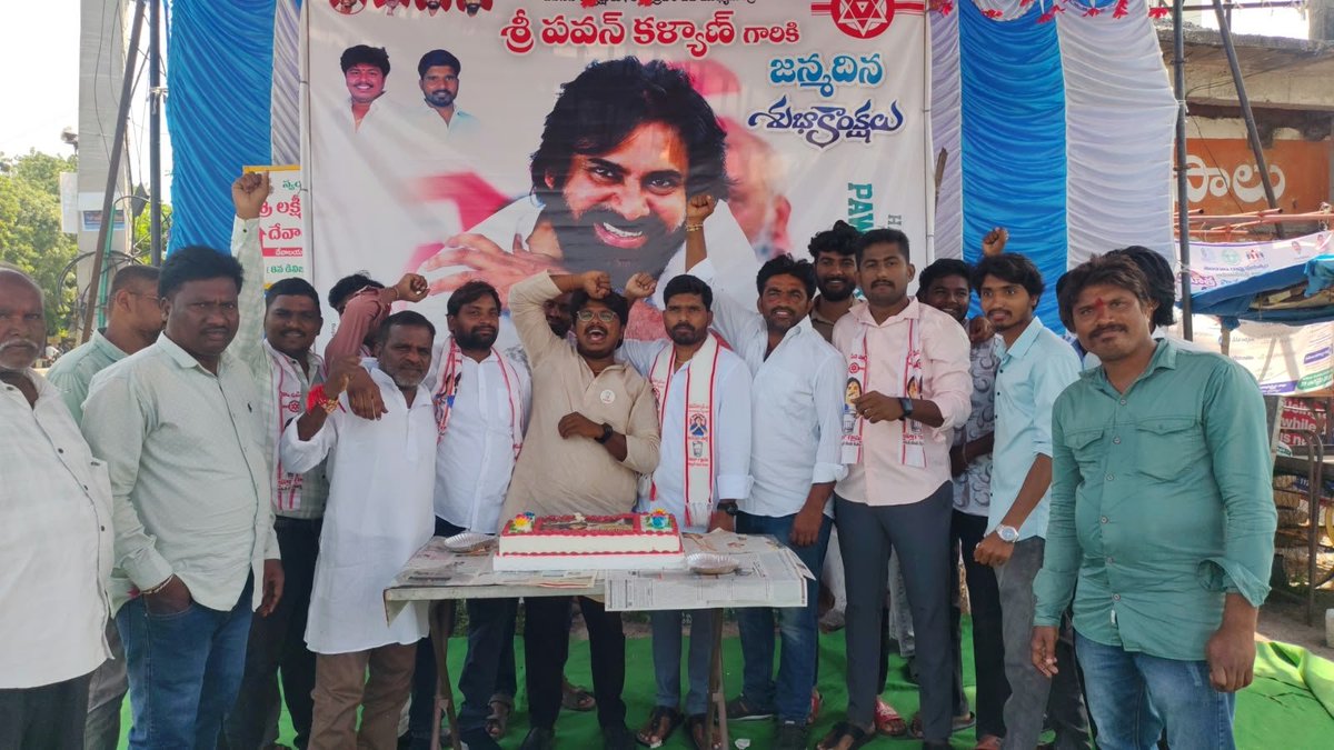 JSPTelangana's tweet photo. #Sep2nd #HBDJanaSenaniPawanKalyan #JSPForTelangana #JanaSenaTelangana

మానకొండూరులో ఘనంగా పవన్ కళ్యాణ్ గారి జన్మదిన వేడుకలు

జనసేన పార్టీ అధినేత శ్రీ @PawanKalyan గారి జన్మదిన వేడుకలు మానకొండూరు నియోజకవర్గం అల్గునూరు చౌరస్తాలో నాయకులు, కార్యకర్తల ఆధ్వర్యంలో ఘనంగా నిర్వహించారు.

శ్రీ పైస మోజెస్ ఆధ్వర్యంలో జరిగిన కార్యక్రమానికి జనసేన రాష్ట్ర అధికార ప్రతినిధి చల్లా శివారెడ్డి ముఖ్య అతిథిగా హాజరై కేక్ కట్ చేసి, పండ్లు పంపిణీ చేశారు. పవన్ కళ్యాణ్ గారికి ఆయురారోగ్యాలు కలగాలని, ఆయన నాయకత్వంలో జనసేన పార్టీ ఆంధ్రప్రదేశ్‌తో పాటు తెలంగాణలోనూ బలమైన రాజకీయ శక్తిగా ఎదగాలని ఆకాంక్షించారు.

ఈ కార్యక్రమంలో జనసేన నాయకులు, జనసైనికులు తదితరులు పాల్గొన్నారు.