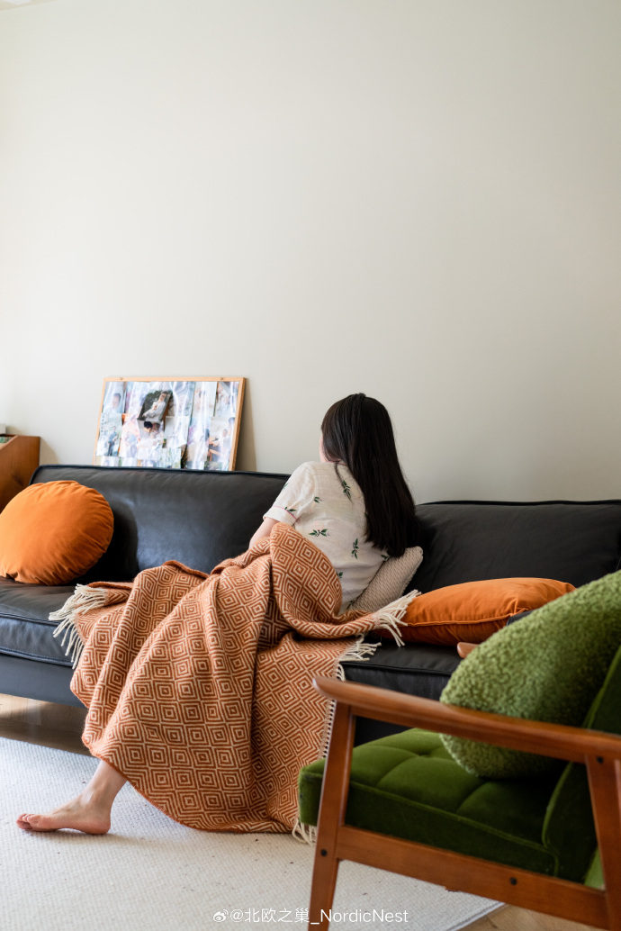 adrie821798's tweet photo. Cozy Sunday morning vibes: sipping hot cocoa, wrapped in a knit blanket, and flipping through a favorite book right on my living room rug — perfect slow day at home https://t.co/AEJ2R2HvW1