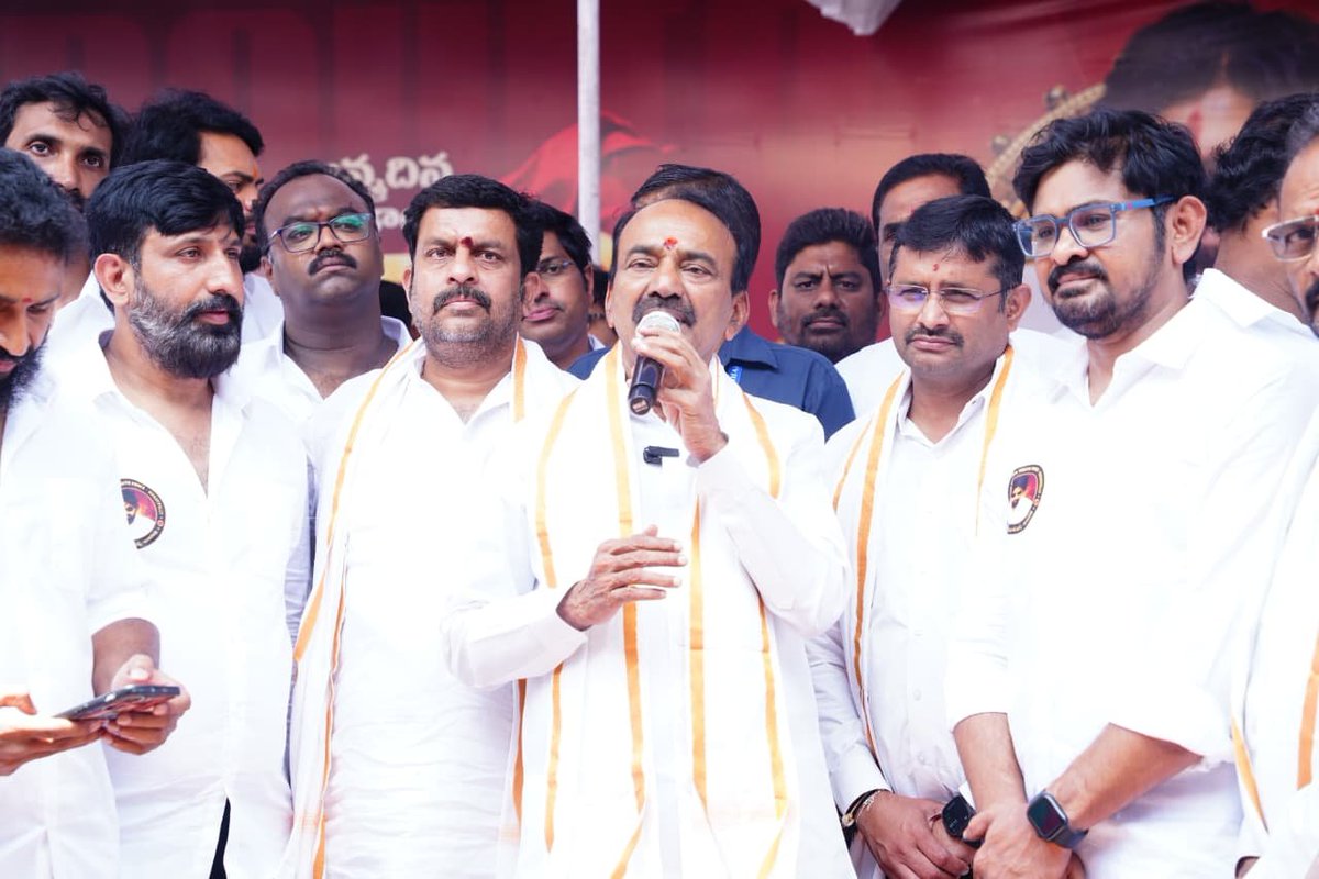 Eatala_Rajender's tweet photo. కూకట్‌పల్లి గోపాల్‌నగర్‌లో పవన్ కళ్యాణ్ యూత్ ఫోర్స్ ఆధ్వర్యంలో నిర్వహించిన ఆంధ్రప్రదేశ్ ఉప ముఖ్యమంత్రి, జనసేన పార్టీ అధినేత శ్రీ @PawanKalyan గారి జన్మదిన వేడుకలలో పాల్గొన్నాను.

ఈ సందర్భంగా గోపాల్‌నగర్‌లో యూత్ ఫోర్స్ ఆధ్వర్యంలో అభిమానులు పెద్ద ఎత్తున రక్తదాన శిబిరాన్ని నిర్వహించడం అభినందనీయం. ఈ సేవా కార్యక్రమంలో పాల్గొన్న ప్రతి ఒక్కరికీ నా హృదయపూర్వక అభినందనలు తెలియజేస్తున్నాను.

​కూకట్‌పల్లి, కుత్బుల్లాపూర్ నియోజకవర్గాల్లో మెగాస్టార్ చిరంజీవి గారికి, పవన్ కళ్యాణ్ గారికి ఎంతోమంది వీరాభిమానులు ఉన్నారు. మొన్ననే చిరంజీవి గారి పుట్టినరోజు వేడుకలను కూడా ఇక్కడ ఘనంగా జరుపుకున్నాం.

​పవన్ కళ్యాణ్ అంటేనే నేటి యువతకు గొప్ప స్ఫూర్తిప్రదాత. వారు మరింత ఆరోగ్యంగా ఉండి, రాబోయే కాలంలో ఇంకా ఉన్నత స్థాయిలో ఉండాలని, ప్రజలకు మరింత సేవలు అందించాలని మనస్పూర్తిగా కోరుకుంటున్నాను.

​ఈ కార్యక్రమంలో యూత్ ఫోర్స్ అధ్యక్షులు శ్రీ అశోక్, నాయకులు వేణు, అజయ్, విజయ్, రాజేందర్, పార్టీ సీనియర్ నాయకులు శ్రీ వడ్డేపల్లి రాజేశ్వర్ రావు, అసెంబ్లీ కన్వీనర్ శ్రీ శ్రీకర్, శ్రీ ప్రీతం రెడ్డి తదితరులు పాల్గొన్నారు.

@APDeputyCMO @JanaSenaParty