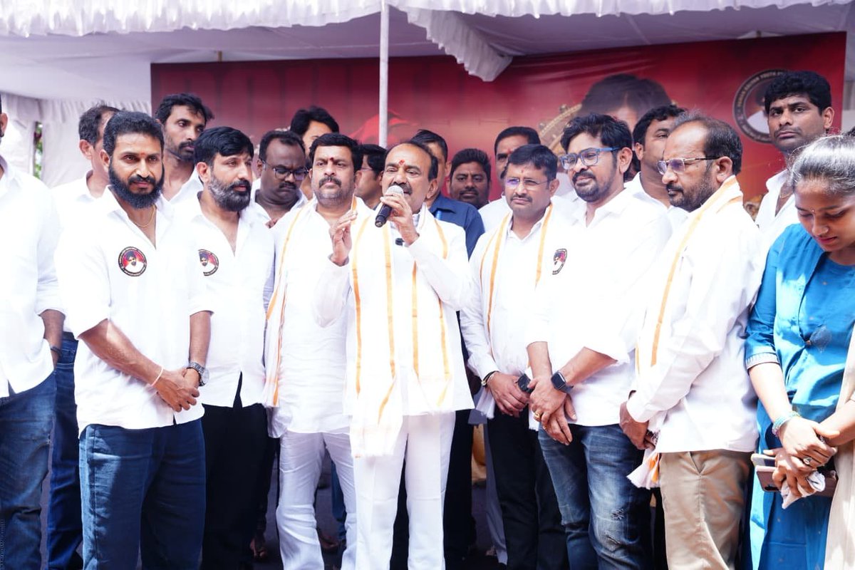 Eatala_Rajender's tweet photo. కూకట్‌పల్లి గోపాల్‌నగర్‌లో పవన్ కళ్యాణ్ యూత్ ఫోర్స్ ఆధ్వర్యంలో నిర్వహించిన ఆంధ్రప్రదేశ్ ఉప ముఖ్యమంత్రి, జనసేన పార్టీ అధినేత శ్రీ @PawanKalyan గారి జన్మదిన వేడుకలలో పాల్గొన్నాను.

ఈ సందర్భంగా గోపాల్‌నగర్‌లో యూత్ ఫోర్స్ ఆధ్వర్యంలో అభిమానులు పెద్ద ఎత్తున రక్తదాన శిబిరాన్ని నిర్వహించడం అభినందనీయం. ఈ సేవా కార్యక్రమంలో పాల్గొన్న ప్రతి ఒక్కరికీ నా హృదయపూర్వక అభినందనలు తెలియజేస్తున్నాను.

​కూకట్‌పల్లి, కుత్బుల్లాపూర్ నియోజకవర్గాల్లో మెగాస్టార్ చిరంజీవి గారికి, పవన్ కళ్యాణ్ గారికి ఎంతోమంది వీరాభిమానులు ఉన్నారు. మొన్ననే చిరంజీవి గారి పుట్టినరోజు వేడుకలను కూడా ఇక్కడ ఘనంగా జరుపుకున్నాం.

​పవన్ కళ్యాణ్ అంటేనే నేటి యువతకు గొప్ప స్ఫూర్తిప్రదాత. వారు మరింత ఆరోగ్యంగా ఉండి, రాబోయే కాలంలో ఇంకా ఉన్నత స్థాయిలో ఉండాలని, ప్రజలకు మరింత సేవలు అందించాలని మనస్పూర్తిగా కోరుకుంటున్నాను.

​ఈ కార్యక్రమంలో యూత్ ఫోర్స్ అధ్యక్షులు శ్రీ అశోక్, నాయకులు వేణు, అజయ్, విజయ్, రాజేందర్, పార్టీ సీనియర్ నాయకులు శ్రీ వడ్డేపల్లి రాజేశ్వర్ రావు, అసెంబ్లీ కన్వీనర్ శ్రీ శ్రీకర్, శ్రీ ప్రీతం రెడ్డి తదితరులు పాల్గొన్నారు.

@APDeputyCMO @JanaSenaParty