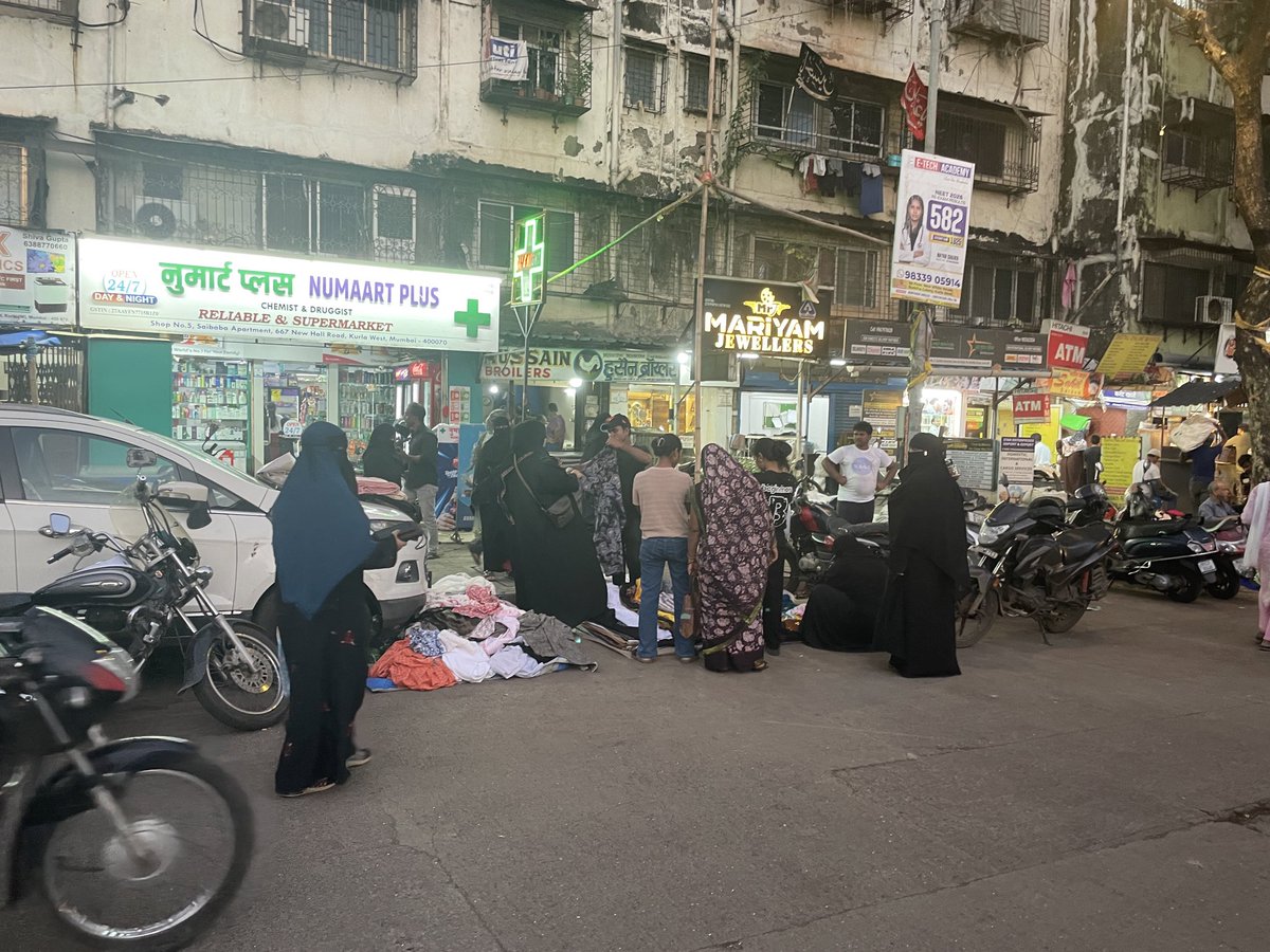 explorethewow's tweet photo. New hall road Near Rehmaniya masjid Infront of sai baba building. Hawkers are turning residential area into market and illegal parking is causing traffic @mybmc @mybmcWardL @MTPHereToHelp @MumbaiPolice @CPMumbaiPolice Please look into this https://t.co/HBbYDvpEnM