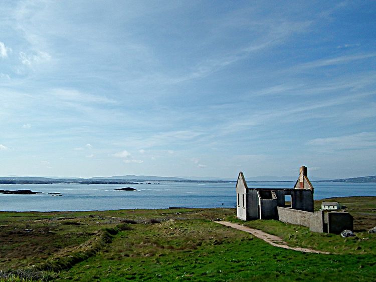 welovedonegal's tweet photo. @DailyPicTheme2
THEME: SCHOOL
(Contributor's Choice)
Abandoned #school with amazing views.
#Owey Island, #Donegal
#Ireland . https://t.co/F4PENXD59C