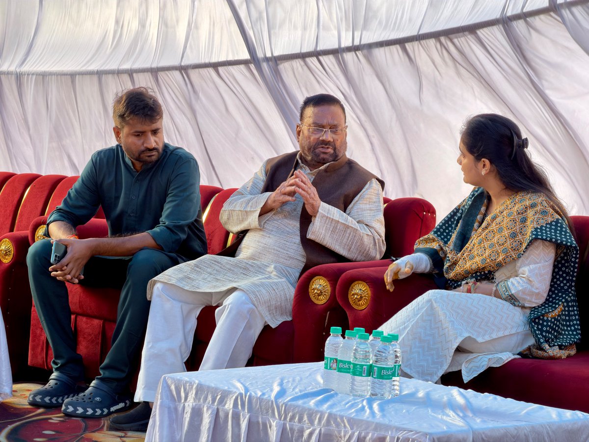 ultachasmauc's tweet photo. वरिष्ठ राजनेता स्वामी प��रसाद मौर्य जी ने प्रज्ञा जी की बहन ‘दिव्या मिश्रा’ के त्रयोदशी संस्कार कार्यक्रम में आकर उन्हें श्रद्धांजलि अर्पित की..परिवार को संबल देने के लिए आपका आभार… https://t.co/uDDXPKBqt8