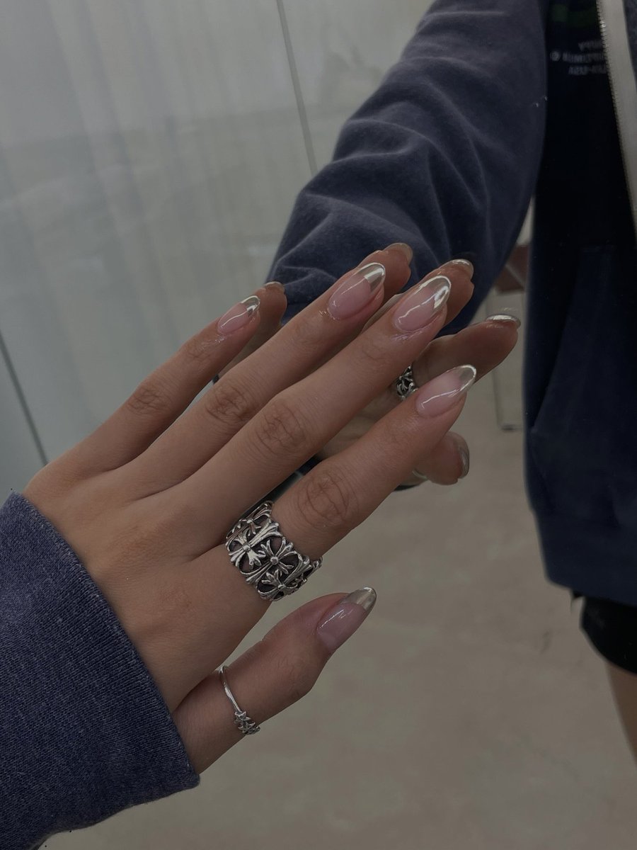 riuhalun's tweet photo. Aku dan nailsku yang baru, setelah menerjang panasnya dunia. 🥵🤍 https://t.co/FcXm7Rbo7n