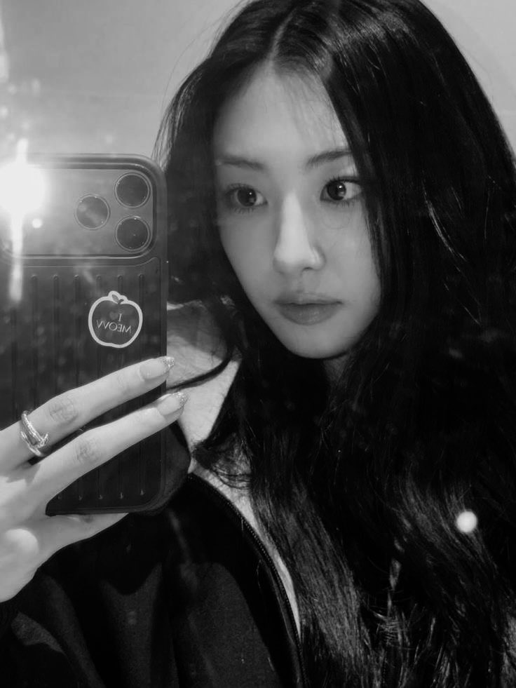 riuhalun's tweet photo. Aku dan nailsku yang baru, setelah menerjang panasnya dunia. 🥵🤍 https://t.co/FcXm7Rbo7n