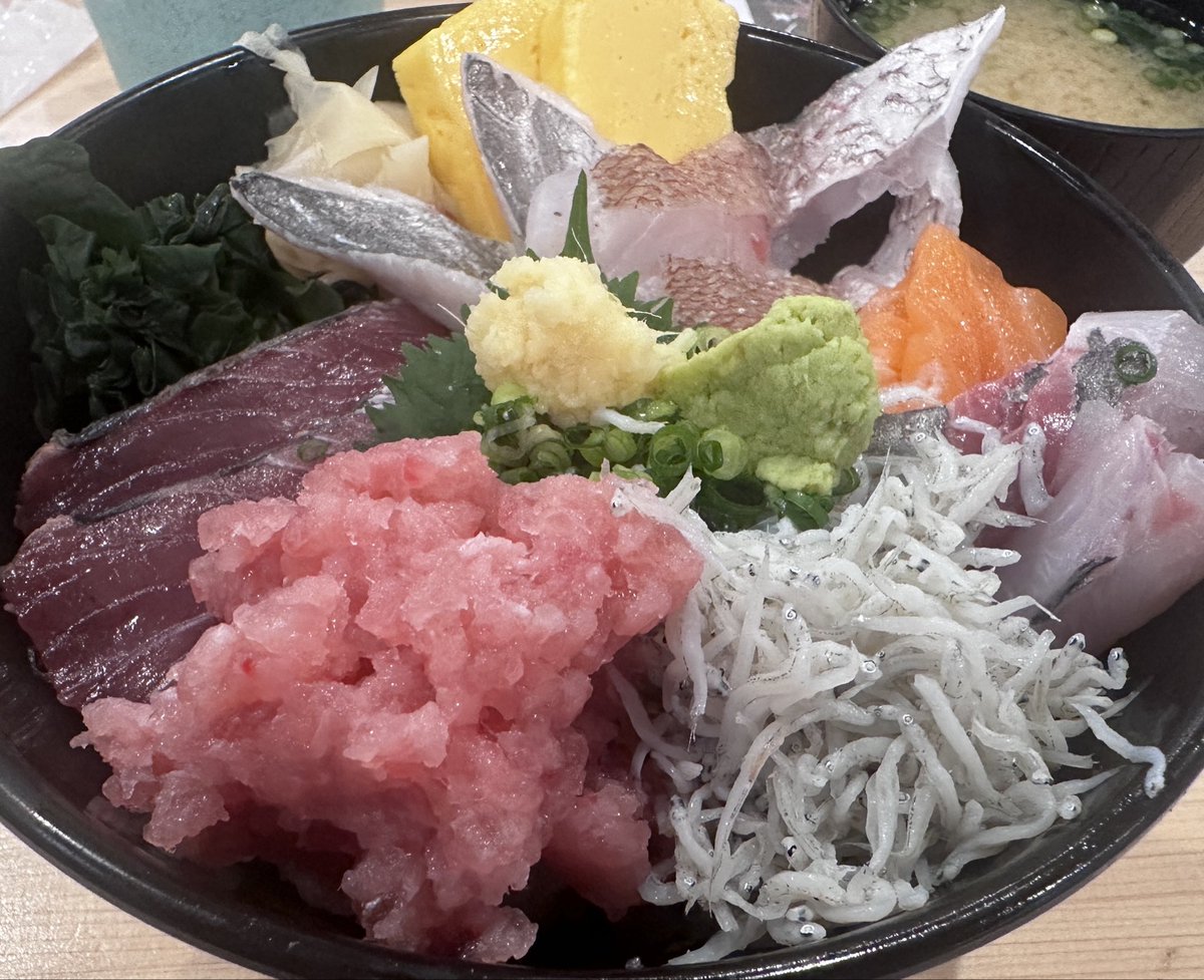 amanol11's tweet photo. 丼の酢飯がなくなったと。
平日の夕方から食べすぎなんだよ、蝗達よww https://t.co/aB6xLfIT8x