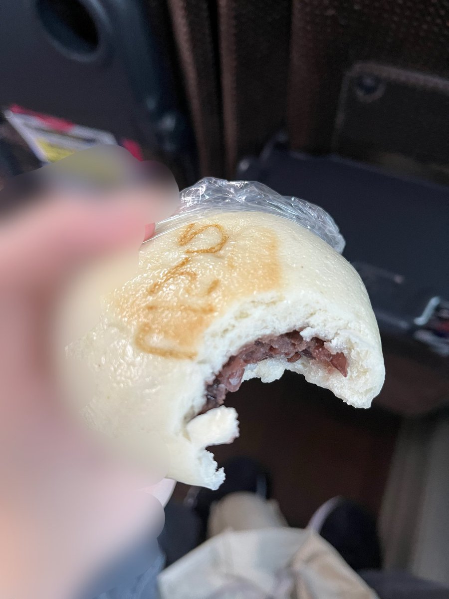 Vamp_R67Q's tweet photo. ここ数日実家の方に帰っておりまして、帰り際にりんごのおやきを買ったのですが、食べてみてびっくり
りんごやなくてあんこやないか
まぁこういう間違いも田舎ならではですね☺️ https://t.co/bIFPECfjHC