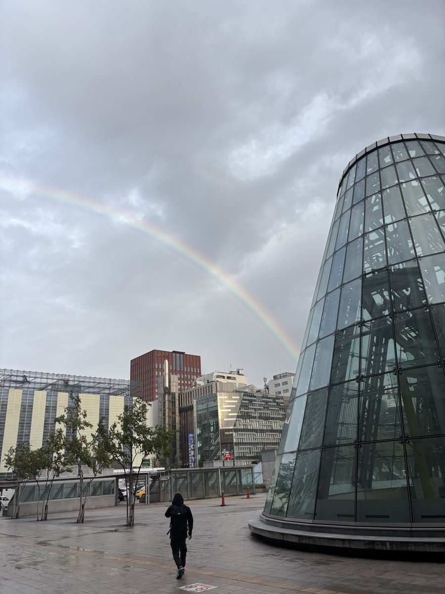 MasafumiInui's tweet photo. 札幌駅に着いたら🌈
そして涼しい！ https://t.co/83qiP6oan4