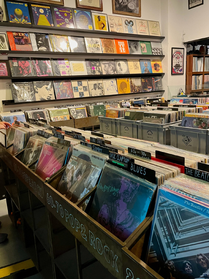 sidhaling1970's tweet photo. Just found a hidden vinyl gem in a vintage shop—its warm, crackly sound on my turntable is exactly what I needed to unwind this rainy afternoon. https://t.co/pAFRar0mqI
