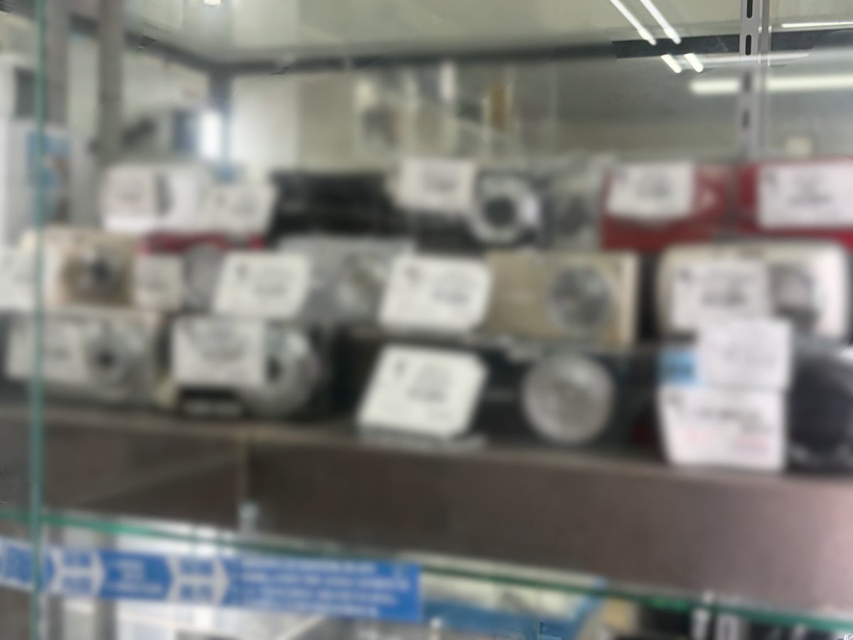maboroshisedori's tweet photo. 店舗記録を取る事は大事です。

例えばこの店舗、いつもはカメラの在庫はほぼ無いんです。
売りにくる人がいるとその時だけ並ぶのですが、ある日デジカメばかりが大量に並んでました。

リサーチすると、バッテリー無しが理由の動作未確認商品(※保証無し)がありました。

バッテリーを別途1000円程度で買っても動けば7〜8000円の利益は出そうなのでリスクとリターンで考えるとリターンは悪くない…

…じゃあリスクは？

このショーケース内の他の商品を見ると、レンズエラージャンクが4個、その他状態不良ジャンクが3個、動作未確認2個、残り3個が動作確認済という状況。

かつ、これらが一気に店舗に並んだ事から同じ人から一度に売られた可能性が高い。

では、
このバッテリー無しの動作未確認が無事に動く可能性は高いでしょうか？低いでしょうか？

答えはお察しの通り、低いですよね💦
なんなら動作確認済みの商品も怪しいくらいですw

今回は露骨なので分かりやすい例ですが、私が店舗記録を取って特徴をしっかり把握しているからこそ背景も含めてリスクの判断がより明確に出来る訳です。

こういった部分はまだまだAIには淘汰されないし。

なんなら私はこういった事を考えながら仕入れ判断をするのが中古せどりの1番の醍醐味とすら思ってます😊