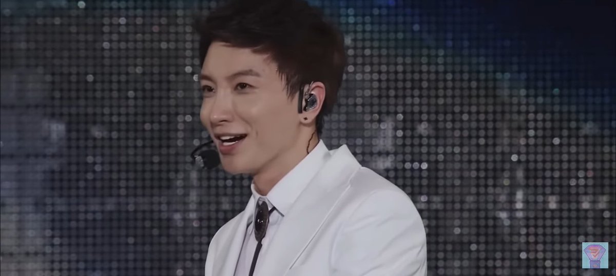 dudfk11's tweet photo. Sejujurnya rewatch SS6 tuh agak sentimentil buat gue karena keinget betapa bittersweet pas masa itu buat ELF ytta termasuk gue makanya gue paling jarang rewatch SS6
Tapi yg bikin salfok pas rewatch SS6 ini tuh style bapak leeteuk disini dan jujurly cakep banget 😭 https://t.co/KANdHyRA2o