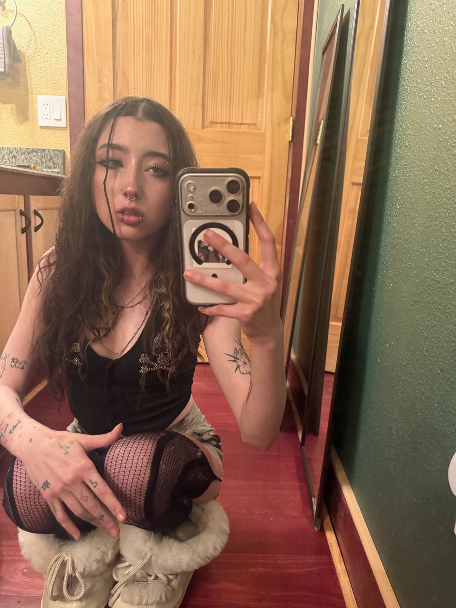 skyecloudyframe's tweet photo. send biceps send abs send them to me everyone send everything besides dih https://t.co/Zp4hQWc3NF