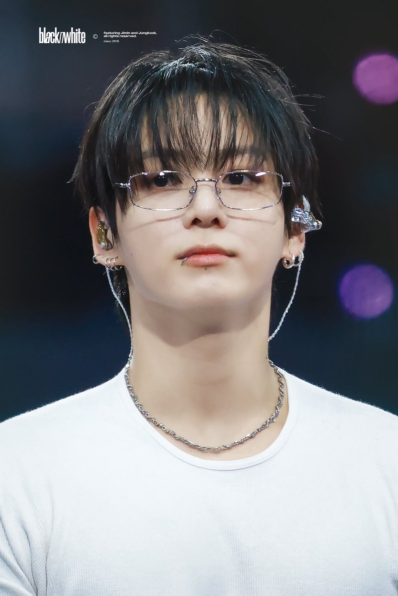 jeongoldenlight's tweet photo. JUNGKOOK IS SO HANDSOME OH MY GOD! https://t.co/tQmy5lKdlw