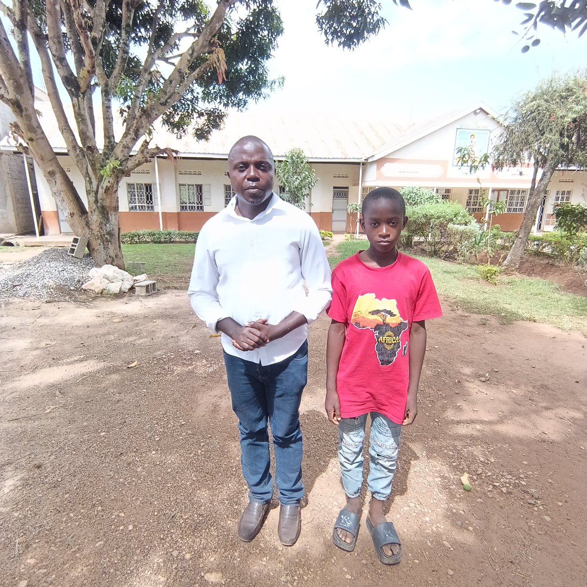 MedVilla11's tweet photo. I promised to pay school fees for 3rd term to one of the children of the killed boda boda rider. This morning I travelled to wobulenzi in luwero and full filled my promise. Kanakulya is in senior one. May God comfort this family, they are going through unbearable pain😢😢. https://t.co/Wpk4NlZ42w