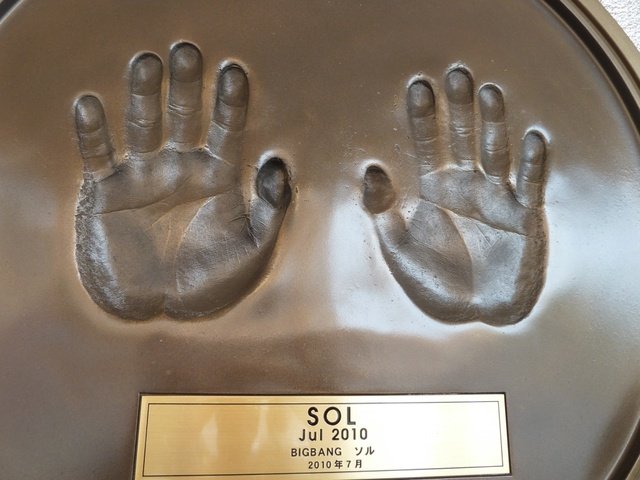 naruru9087's tweet photo. 태양 손 찾아달라고 했는데 
아무도 안 찾아줘서ㅠ 
계속 검색해서 겨우겨우 찾음ㅠ 
2010년에 찍었나본데. 
일본에서 한건가봐. https://t.co/1GkLdT04wT