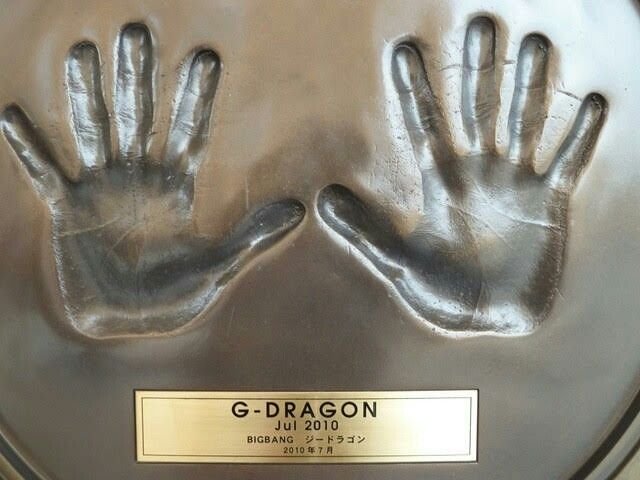 naruru9087's tweet photo. 태양 손 찾아달라고 했는데 
아무도 안 찾아줘서ㅠ 
계속 검색해서 겨우겨우 찾음ㅠ 
2010년에 찍었나본데. 
일본에서 한건가봐. https://t.co/1GkLdT04wT