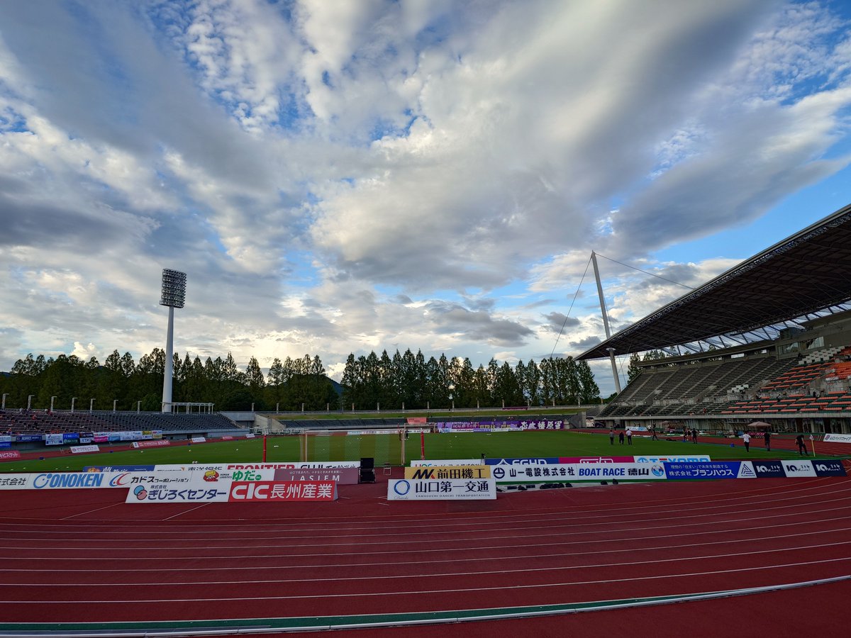 burutaku's tweet photo. 仕事終わってみらスタ到着
今日はここから大旗は5本
#renofa #レノファ #山口藤枝 #ヤマグチスタ大旗部 #ルヴァンカップ https://t.co/bl8KuB4PtU
