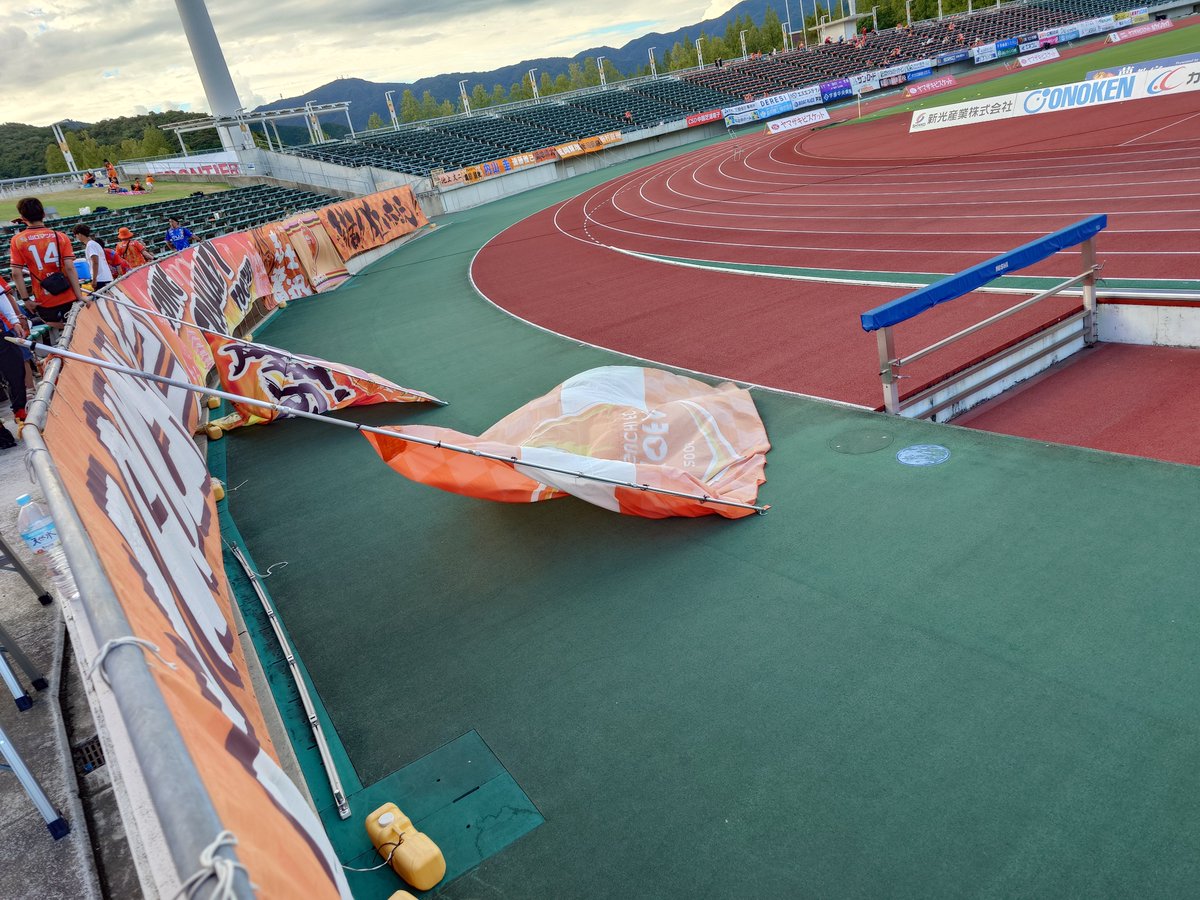 burutaku's tweet photo. 仕事終わってみらスタ到着
今日はここから大旗は5本
#renofa #レノファ #山口藤枝 #ヤマグチスタ大旗部 #ルヴァンカップ https://t.co/bl8KuB4PtU
