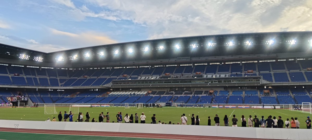metal1968jp's tweet photo. 🇫🇷🇫🇷🇫🇷🇫🇷🇫🇷
🆚京都サンガF.C戦に参戦🔥
🇫🇷🇫🇷🇫🇷🇫🇷🇫🇷
マリノスは前節悔しい敗戦となったが過密日程で心配なところもありますが今節は勝ちを掴もう💪
柏戦に向けて勝って勢いをつけて臨もう🔥
交代であとから出てくる難しさもあると思いますが交代選手の奮起を期待‼️
飯倉選手‼️頼みます💪
 #横浜出航 https://t.co/IRy8Wi2Suz