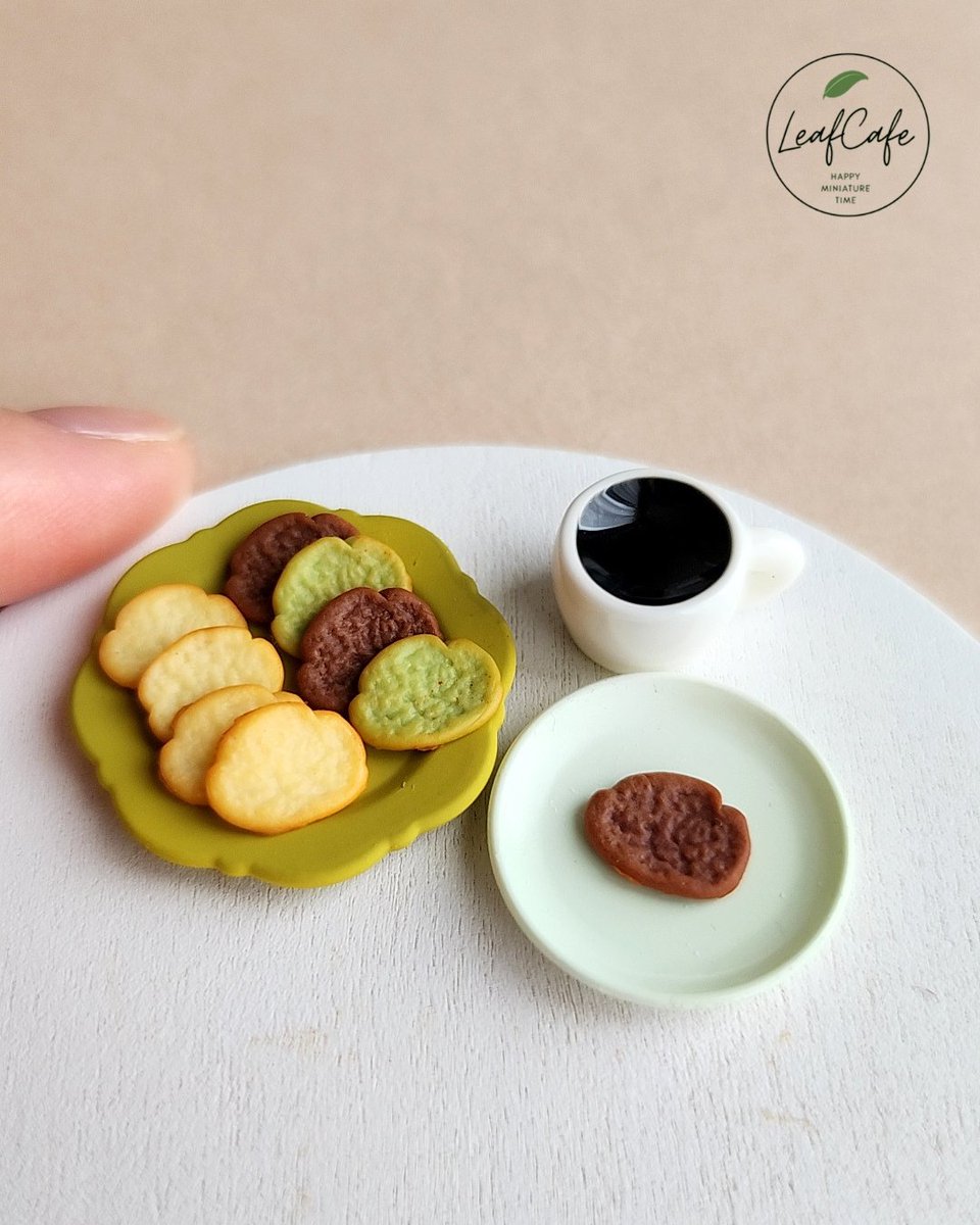 leaf_miniature's tweet photo. ずっと作ってみたかったミニサイズの「ラスク」をついに作り上げました🙌

ラスクの形も3パターン作ってリアル感をプラス✨️
表面にほんのり焼き色もつけました！

ミニチュア好きな方はぜひいいね♡フォロー🎗️お願いします🍃

#ミニチュア #シルバニア #miniature #ハンドメイド #ドールハウス https://t.co/AxQWMSNxEl