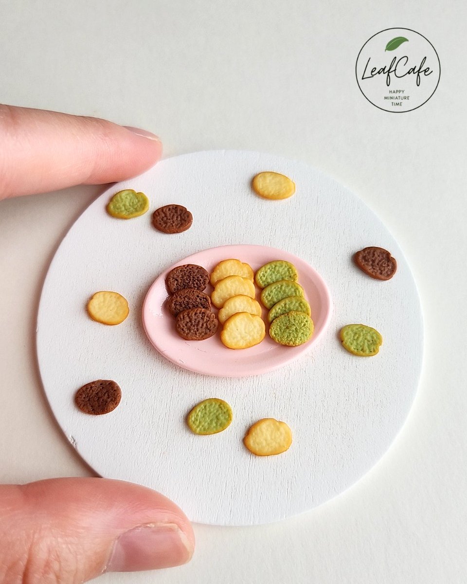 leaf_miniature's tweet photo. ずっと作ってみたかったミニサイズの「ラスク」をついに作り上げました🙌

ラスクの形も3パターン作ってリアル感をプラス✨️
表面にほんのり焼き色もつけました！

ミニチュア好きな方はぜひいいね♡フォロー🎗️お願いします🍃

#ミニチュア #シルバニア #miniature #ハンドメイド #ドールハウス https://t.co/AxQWMSNxEl