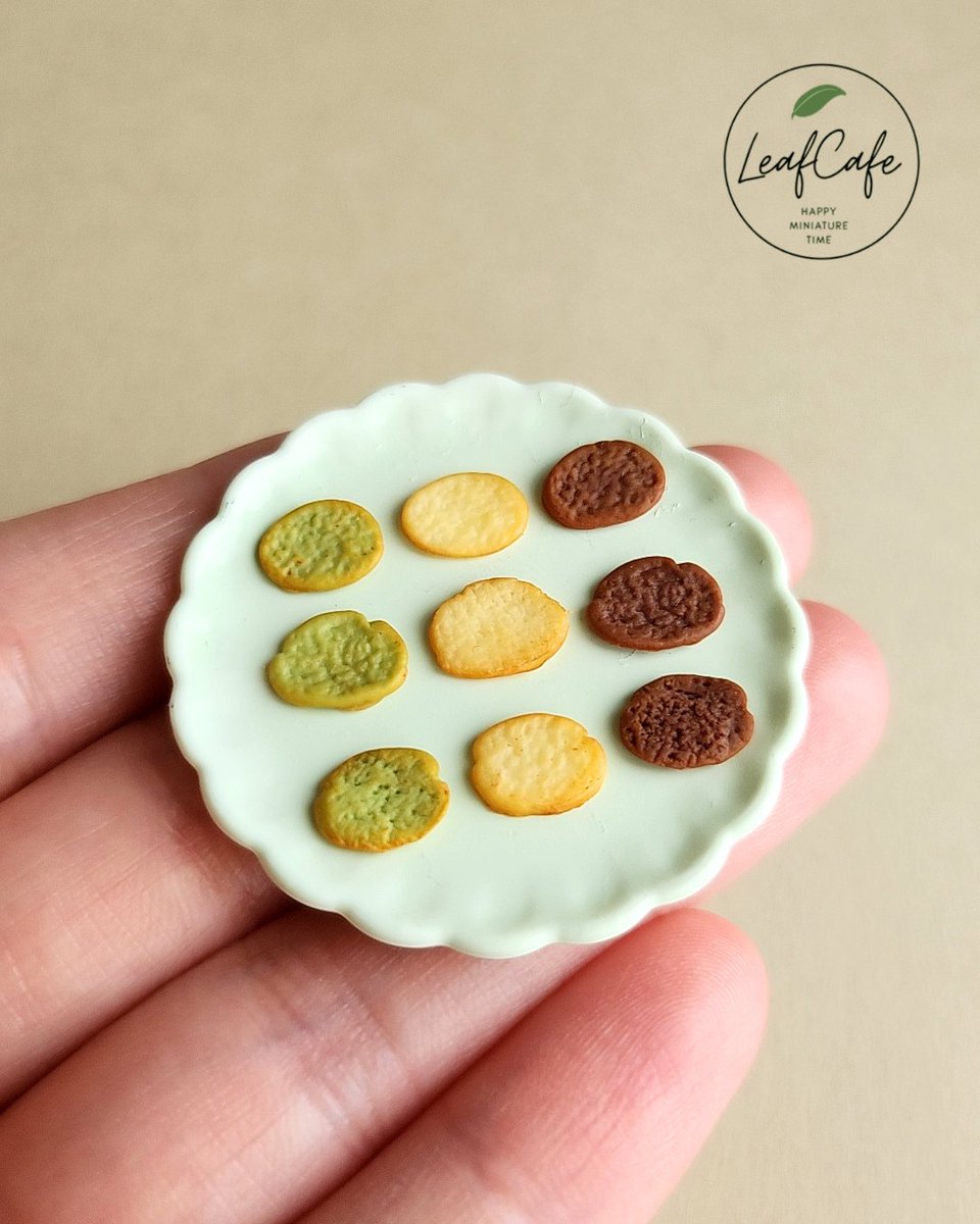 leaf_miniature's tweet photo. ずっと作ってみたかったミニサイズの「ラスク」をついに作り上げました🙌

ラスクの形も3パターン作ってリアル感をプラス✨️
表面にほんのり焼き色もつけました！

ミニチュア好きな方はぜひいいね♡フォロー🎗️お願いします🍃

#ミニチュア #シルバニア #miniature #ハンドメイド #ドールハウス https://t.co/AxQWMSNxEl