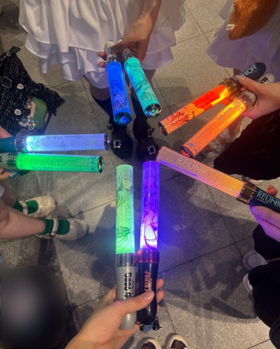WASEDA_i7's tweet photo. 4J、幕張公演に参戦してきました！
各グループのダンス、MCどれも最高で、表情や指先の細かい動きまで見ることができて、ライブ技術の進化に驚きました...！
現地でわせナナのサークル員や先輩方と会えたこともとても思い出に残っています✨
みんなで盛り上がれて最高に楽しかったです！！
by 水&amp;抹茶 https://t.co/9P4XahK9zI