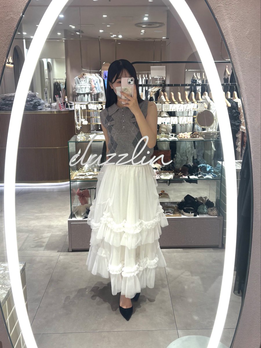 dazzlin_umeda's tweet photo. Tops :  #ポロカラーニットベスト
Skirt :  #ボリュームチュールティアードスカート 

生地もっちもちのニットベスト🧶♡
レイヤードでも着ていただけます͈ᴖ ̫ᴖ ͈

ふんわりと広がるスカートは甘い雰囲気に仕上げてくれます🥞💭

ぜひ店頭でご覧くださいませ♪

 #dazzlin 
 #梅田エスト https://t.co/5T34YYQz6C