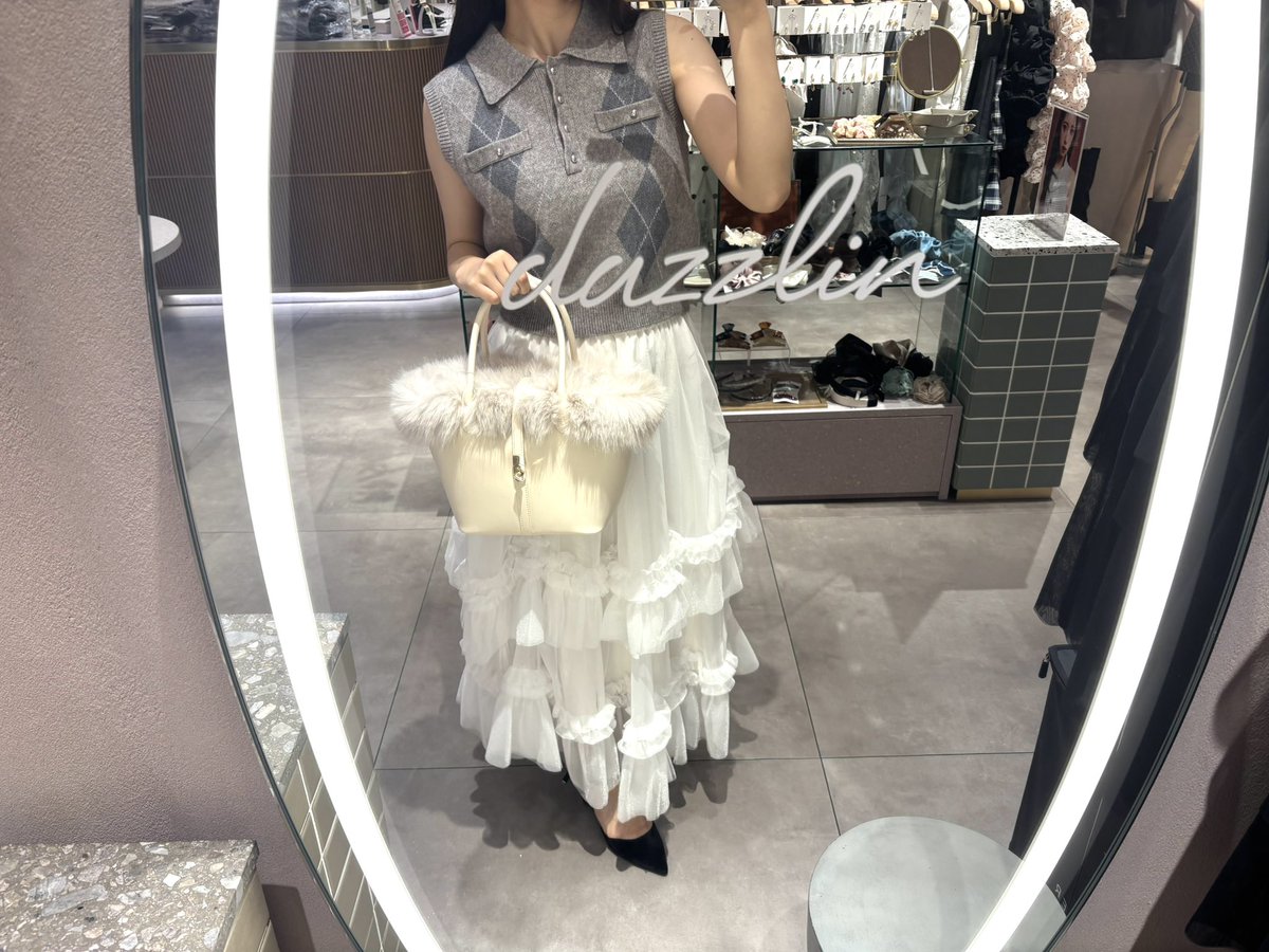 dazzlin_umeda's tweet photo. Tops :  #ポロカラーニットベスト
Skirt :  #ボリュームチュールティアードスカート 

生地もっちもちのニットベスト🧶♡
レイヤードでも着ていただけます͈ᴖ ̫ᴖ ͈

ふんわりと広がるスカートは甘い雰囲気に仕上げてくれます🥞💭

ぜひ店頭でご覧くださいませ♪

 #dazzlin 
 #梅田エスト https://t.co/5T34YYQz6C