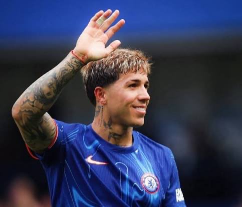 20262027Fb's tweet photo. 🔵🇦🇷 ENZO FERNÁNDEZ — CHELSEA BY SEASON

📅 2022/23: 18 apps | 0 goals | 2 assists  
📅 2023/24: 28 apps | 3 goals | 2 assists  
📅 2024/25: 36 apps | 6 goals | 7 assists  
📅 2025/26: 36 apps | 10 goals | 4 assists  

📊 TOTAL: 118+ PL apps | 19 goals | 15 assists https://t.co/ZGhTdHAUCA