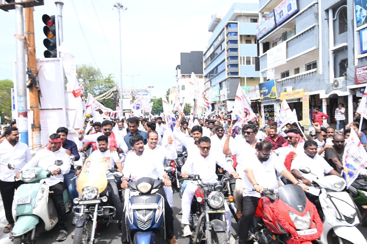 AraniiSrinivas's tweet photo. తిరుపతి నగరం జనసేనమయం...!

ఉప ముఖ్యమంత్రి వర్యులు, జనసేన అధినేత @PawanKalyan గారి పుట్టినరోజు సందర్భంగా తిరుపతిలో వేలాది మంది జనసైనికులు బైక్ ర్యాలీ నిర్వహించి పుట్టినరోజు శుభాకాంక్షలు తెలియజేయడం జరిగింది.

#hbdpawankalyan #pawankalyan #janasena #araniisrenevasulu #andhrapradesh https://t.co/30UKvzu0yF