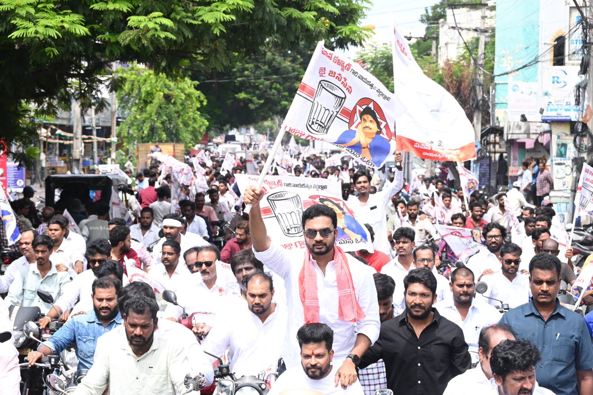 AraniiSrinivas's tweet photo. తిరుపతి నగరం జనసేనమయం...!

ఉప ముఖ్యమంత్రి వర్యులు, జనసేన అధినేత @PawanKalyan గారి పుట్టినరోజు సందర్భంగా తిరుపతిలో వేలాది మంది జనసైనికులు బైక్ ర్యాలీ నిర్వహించి పుట్టినరోజు శుభాకాంక్షలు తెలియజేయడం జరిగింది.

#hbdpawankalyan #pawankalyan #janasena #araniisrenevasulu #andhrapradesh https://t.co/30UKvzu0yF
