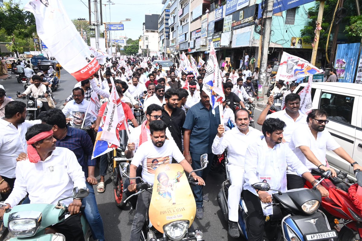 AraniiSrinivas's tweet photo. తిరుపతి నగరం జనసేనమయం...!

ఉప ముఖ్యమంత్రి వర్యులు, జనసేన అధినేత @PawanKalyan గారి పుట్టినరోజు సందర్భంగా తిరుపతిలో వేలాది మంది జనసైనికులు బైక్ ర్యాలీ నిర్వహించి పుట్టినరోజు శుభాకాంక్షలు తెలియజేయడం జరిగింది.

#hbdpawankalyan #pawankalyan #janasena #araniisrenevasulu #andhrapradesh https://t.co/30UKvzu0yF