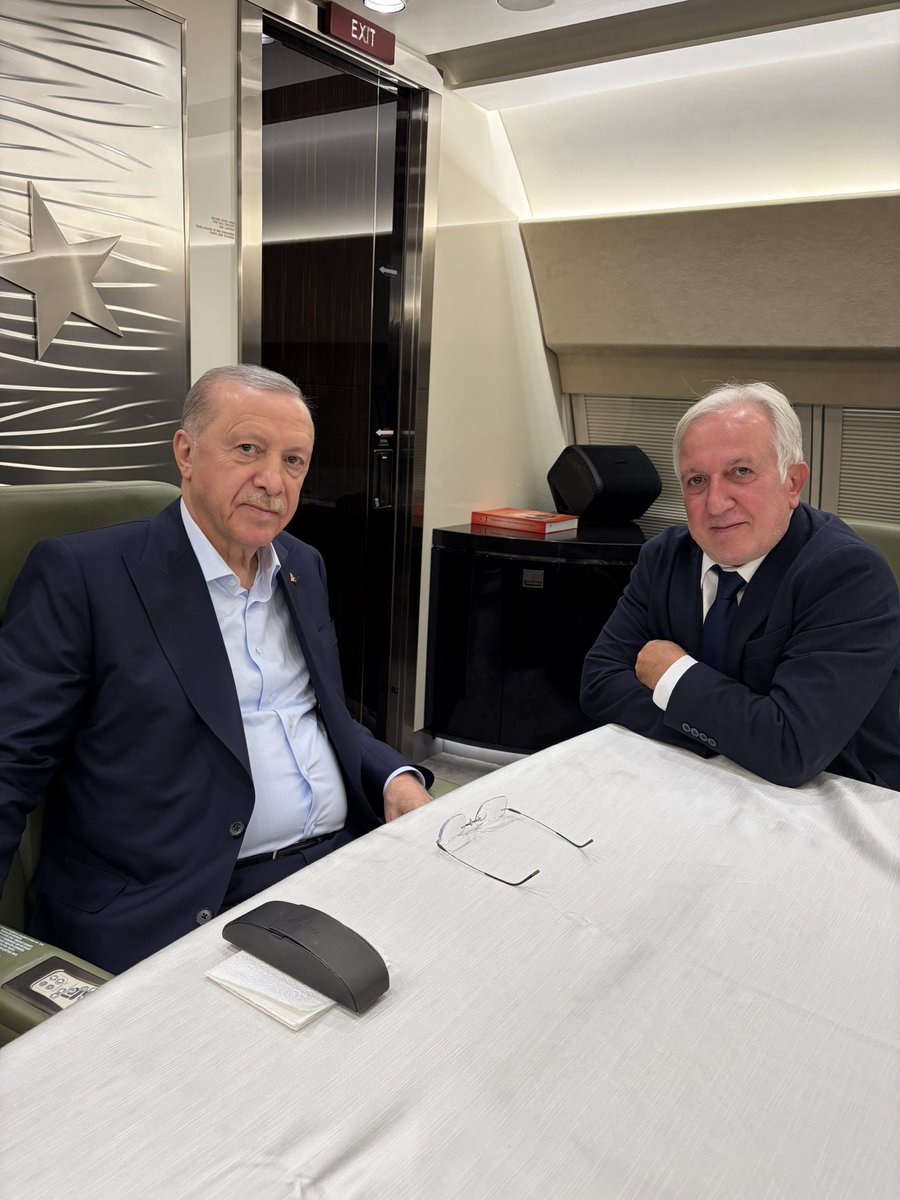 CNGZER's tweet photo. Sn. Cumhurbaşkanımız ile Bişkek-Ankara yolunda Şangay İşbirliği Teşkilatı Zirvesi, Rusya Devlet Başkanı Putin’le yaptığı görüşme, Mekke İttifakı’nın üstleneceği tarihi rol ve diğer bölgesel konular üzerine konuştuk.
Çok önemli açıklamaları oldu.
Detayları yaklaşık 1 saat sonra https://t.co/1OAQRzCpcB’da okuyabilirsiniz.
Foto: @nasuhigungor