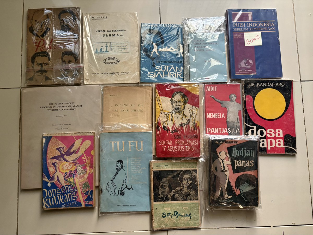 drepram's tweet photo. Terima kasih mas @dallaballer untuk 50+ buku pinjamannya, akan segera diolah dan diterbitkan di @KacabenggalaEds. 

Apakah ada volunteer yg ingin bantu mengetiknya ulang? Sila DM. https://t.co/LqoRa4mR3c