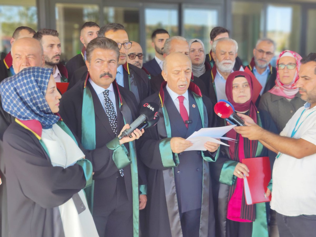 avyasinsamli's tweet photo. GAZZE’DE KADIN VE ÇOCUK SOYKIRIMINA İLİŞKİN EK DELİLLER ULUSLARARASI CEZA MAHKEMESİNE SUNULUYOR

İstanbul 2 Nolu Barosu olarak, Gazze’de işlenen soykırım, insanlığa karşı suçlar, savaş suçları ve saldırı suçlarına ilişkin yürüttüğümüz hukuki sürecin takipçisi olmaya devam ediyoruz.

15 Kasım 2023 tarihinde başlattığımız hukuki süreç kapsamında başvurumuz 5 Aralık 2023 tarihinde Uluslararası Ceza Mahkemesine taşınmış, farklı ülkelerden 3.061 hukukçunun desteği alınmıştır.

Kamuoyunun desteğine açılan suç duyurumuz kapsamında 674.674 çevrim içi ve 2.321 fiziki olmak üzere toplam 676.995 imza toplanmıştır.

2 Eylül 2026 tarihinde, kadın ve çocuklara yönelik suçlara ilişkin hazırlanan 4 klasör ve 25 CD’den oluşan ek delilleri Uluslararası Ceza Mahkemesine sunacağız. Dosyada 119 kronolojik fotoğraf kaydı, 9 delil kitabı, noter tasdikli mağdur beyanları ve 25 video kaydı bulunmaktadır.

Bu süreç yalnızca bir hukuki başvuru değil; adaletin, insanlığın ve ortak vicdanın mücadelesidir.

Gazze’de yaşananların unutulmaması, delillerin kayda geçirilmesi ve sorumluların hukuk önünde hesap vermesi için mücadelemizi sürdüreceğiz.

Soykırımcılar bir gün mutlaka hukuk önünde hesap verecektir.

TARİHİ SOYKIRIMCILAR DEĞİL, HUKUKÇULAR YAZACAKTIR.