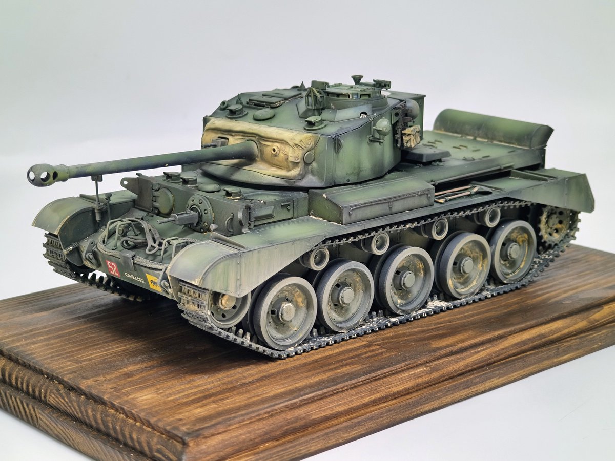 kaaaaa5l's tweet photo. タミヤ　1/35 イギリス巡航戦車　コメット　完成写真です。
いつもアメリカ戦車しか作ってないので、色味がイギリス紳士風の鮮やかさを出せたらと思って色の源で調色後に塗装してます。
チャーフィのツイート憧れのモデラー方々に見てもらって嬉しい限りです。
＃プラモデル
＃AFV
＃ガンプラジオ https://t.co/01Dzla34nj