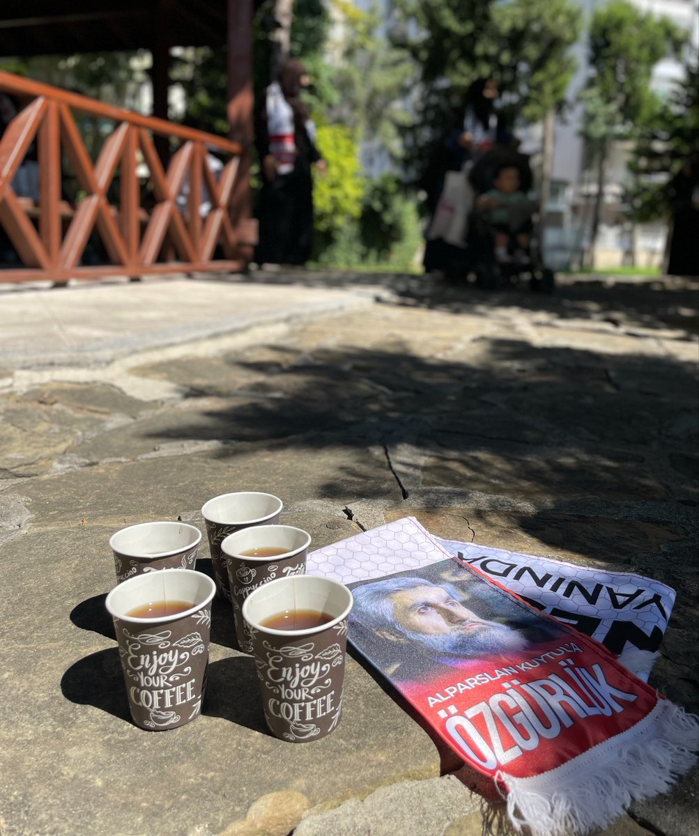 HaticeKuytul2's tweet photo. Bolu ve Ağrı süreçlerimizde her çarşamba annemle birlikte katılırdık çay kahve etkinliğimize. 
Şimdi annem de yok, biz devam ediyoruz.. 
Dışarda tek bir kişi dahi bıraksanız mücadelemiz bitmeyecek!

#GönüllerBirOlsun
AlparslanHocaya Özgürlük 
SemraHocaya Özgürlük https://t.co/LiNPxRdYzu