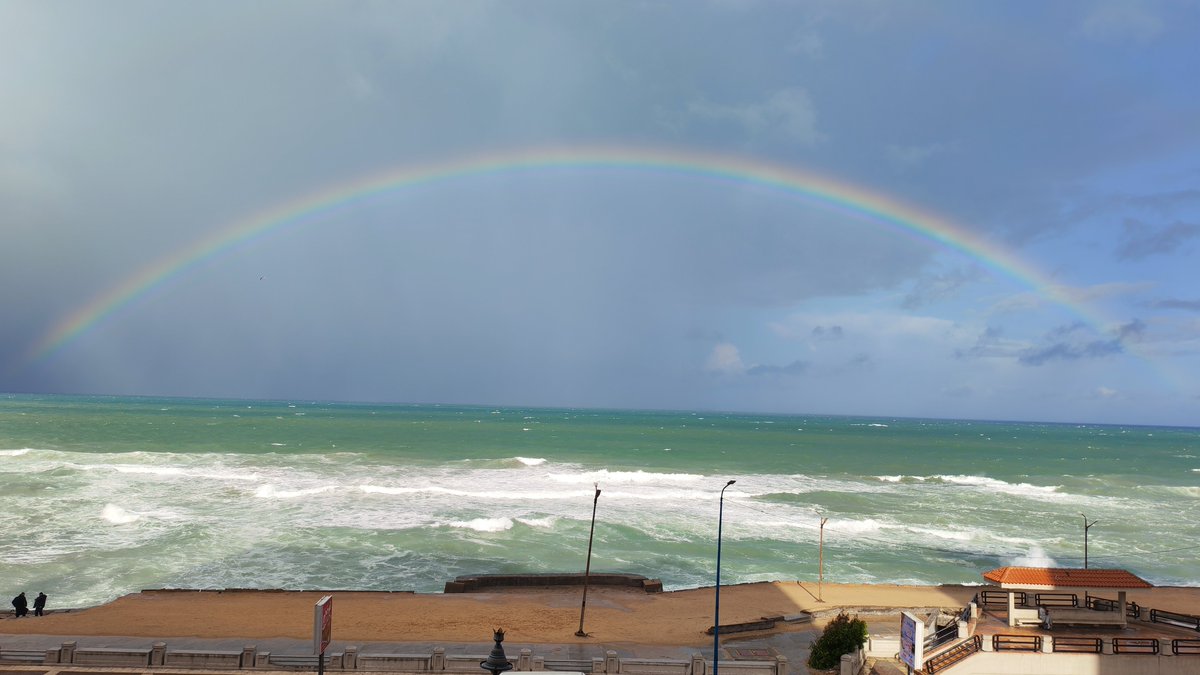 Alhanm__'s tweet photo. الـ rainbow من شباك الفندق🖤 https://t.co/yMHmUCk4s0