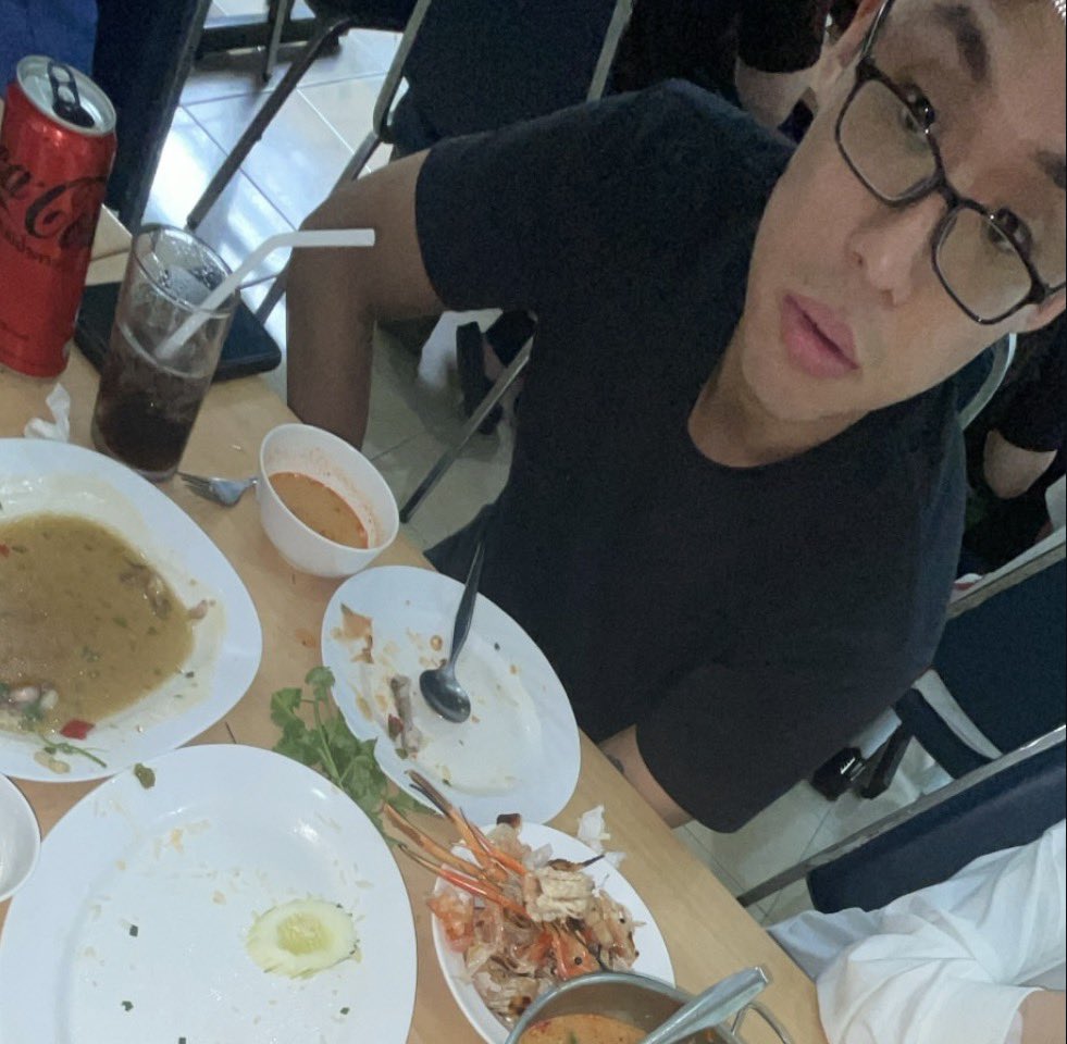 2ocuuz's tweet photo. 님.. 눈에 초점이없어요 https://t.co/zTa9cpz9gm