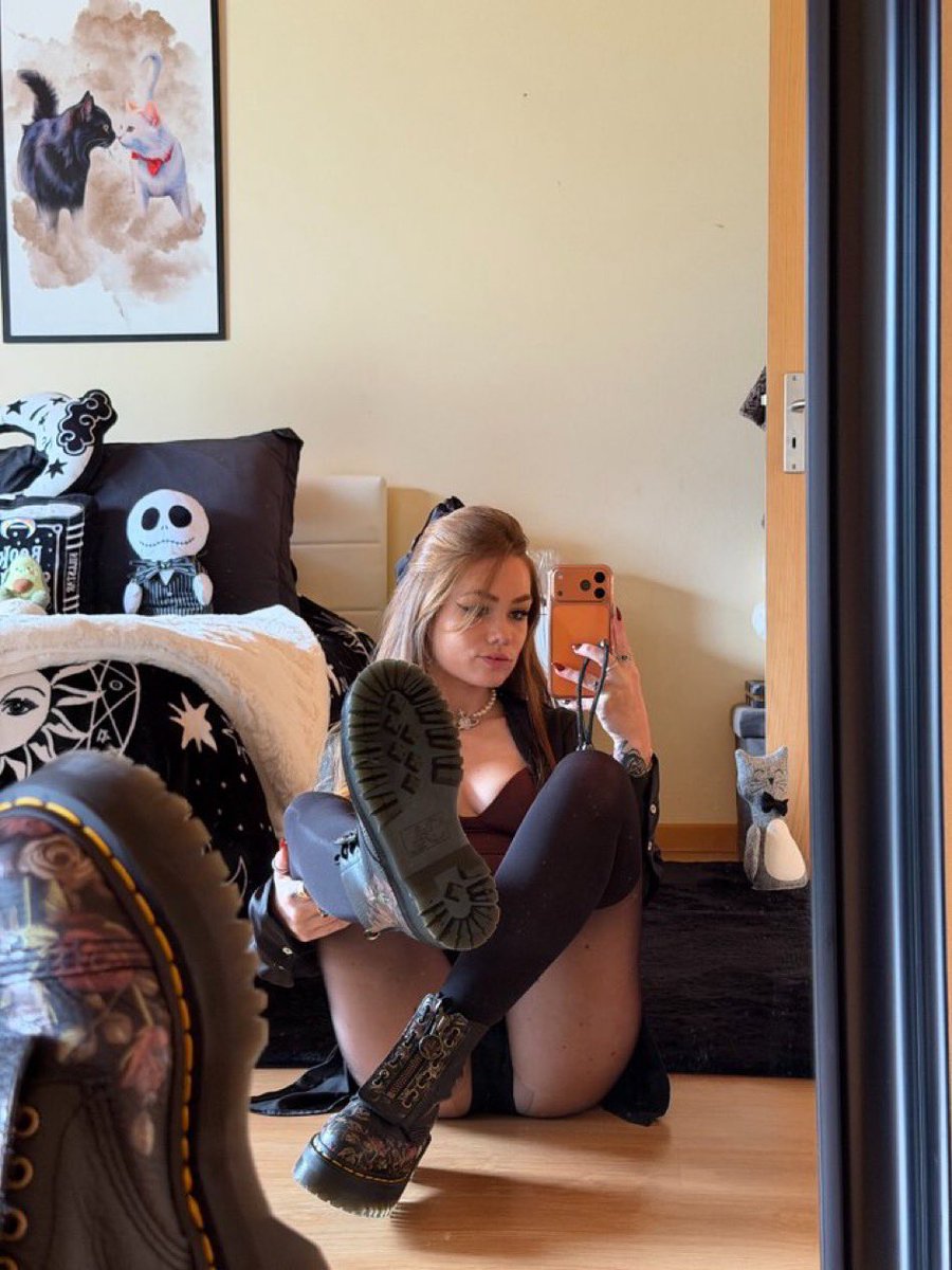 sendforroxy's tweet photo. Blackmail is the ultimate mind game. Surrender to the fear of exposure and experience complete surrender🧘🥶

#findom #blackmail #exposure #humiliation https://t.co/B0XcwtrhtM