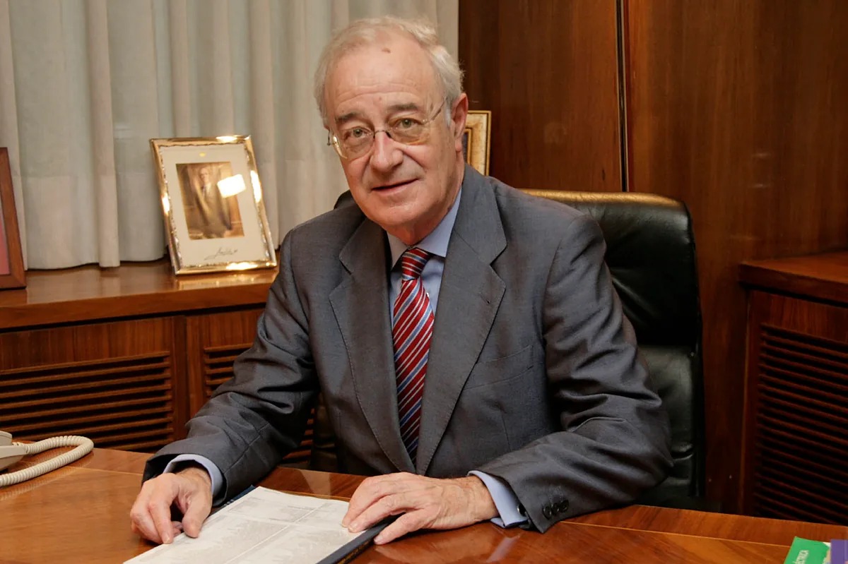 fundacionucm's tweet photo. La Fundación Complutense lamenta profundamente el fallecimiento de Pedro Rivero Torre, catedrático de la UCM y patrono honorífico de la Fundación Complutense.

Reconocemos su dilatada trayectoria académica y profesional y trasladamos nuestras condolencias a sus familiares, amigos, compañeros y a toda la comunidad universitaria.

Descanse en paz. 🕊️
