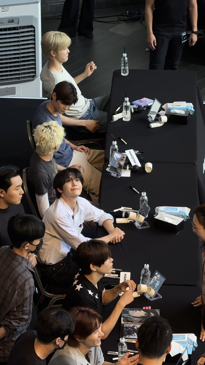 yeongwonhiz's tweet photo. my friend sent me this photo of wonbin looking up to the fans on the 2nd/3rd level 😭😭😭😭😭 look at his face please HES SO CUTEE AND HIS SHINY BOBA EYES IM GNA CRYYY he looks like a cat 🤧 https://t.co/Ls1Ne9hIH5
