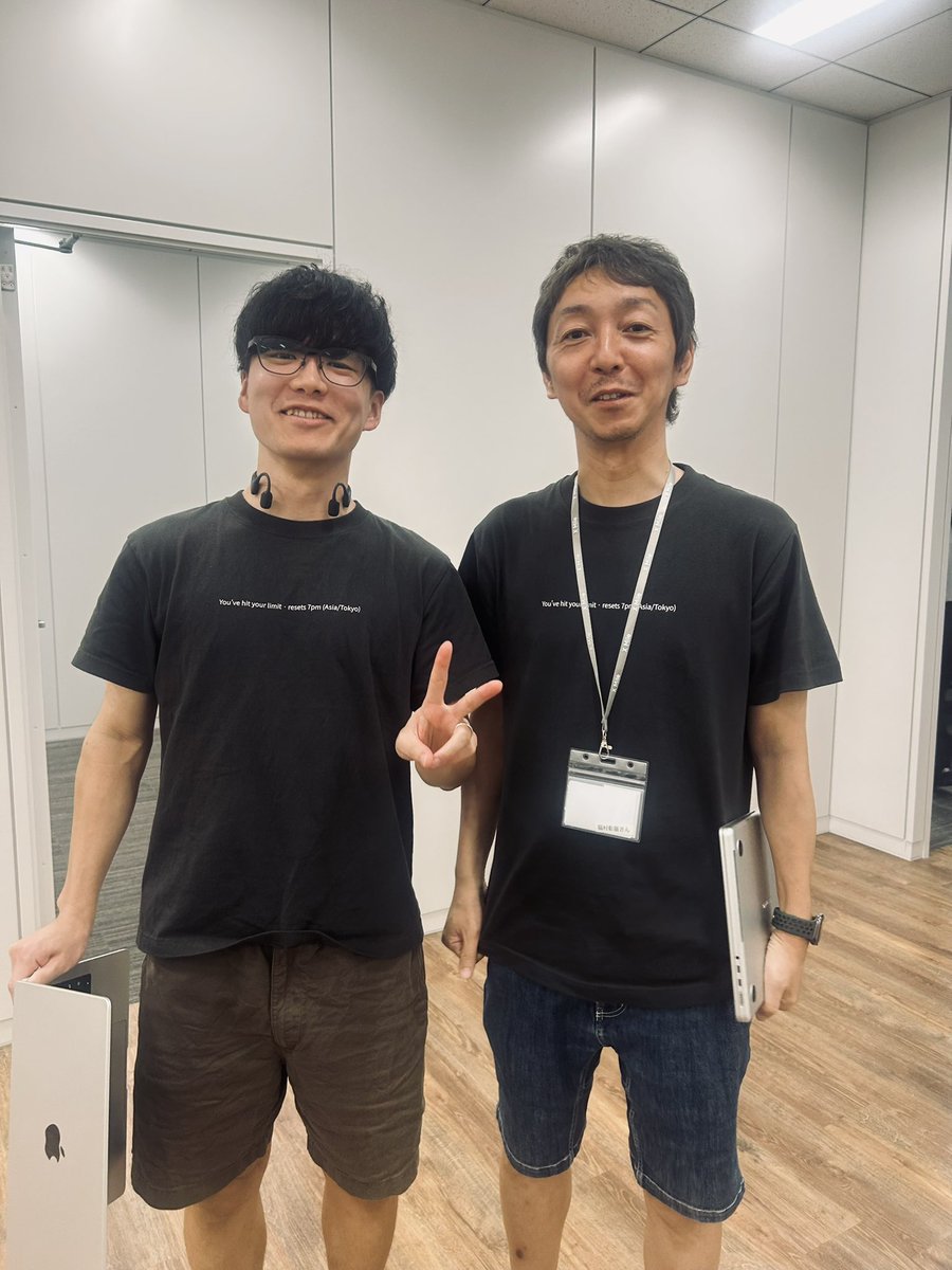 xmile_noro's tweet photo. 話題のClaude Tシャツ、気づいたらペアルックになってました!👨💻
@fukumura @sugiken_bike
#XMile #AIエンジニア https://t.co/xdzVELBkf3